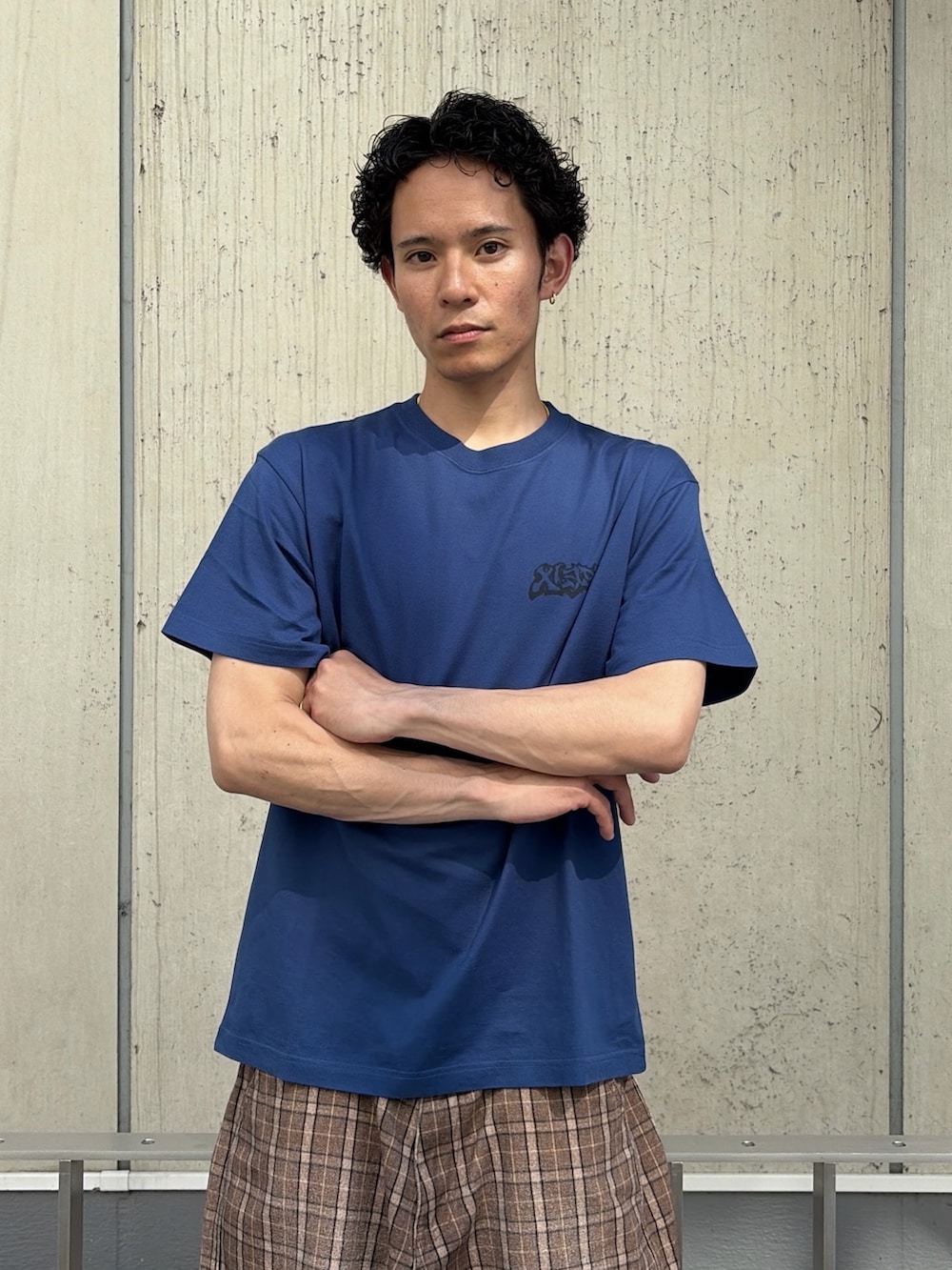 その他のその他パンツ、ブルー系のTシャツ/カットソーを着用したメンズの春コーディネートの6枚目の写真
