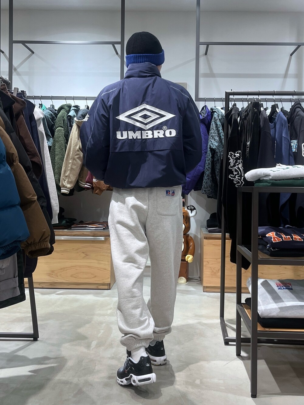 ブルー系のブルゾン、グレー系のスウェットパンツ、ブラック系のニットキャップ/ビーニーを着用したメンズの秋コーディネートの6枚目の写真
