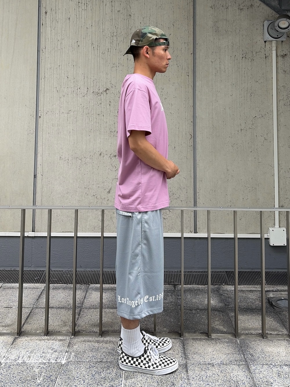 ピンク系のTシャツ/カットソー、ブラック系のその他パンツ、その他のキャップを着用したメンズの夏コーディネートの4枚目の写真