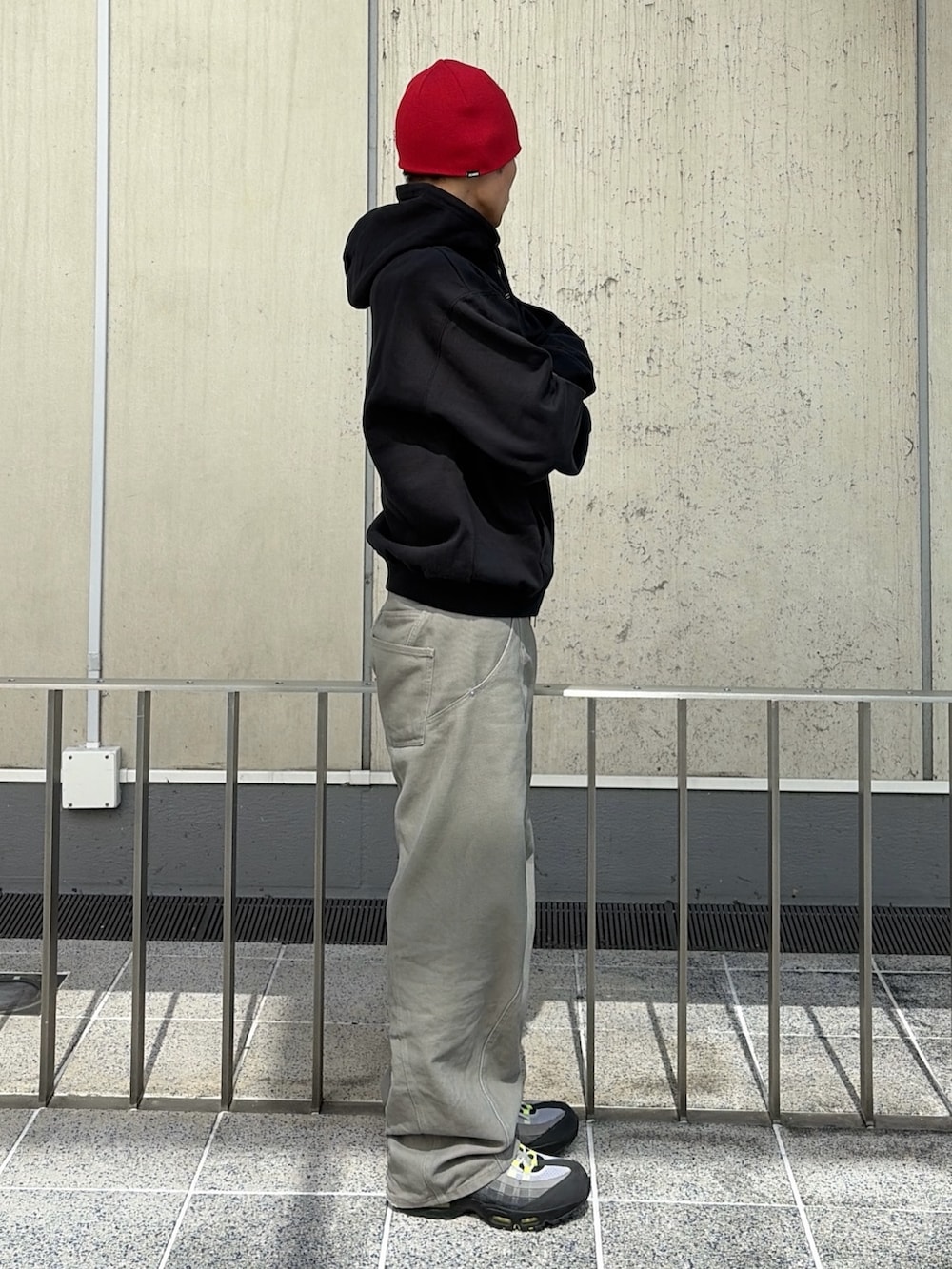 グレー系のその他パンツ、レッド系のニットキャップ/ビーニーを着用したメンズの夏コーディネートの4枚目の写真