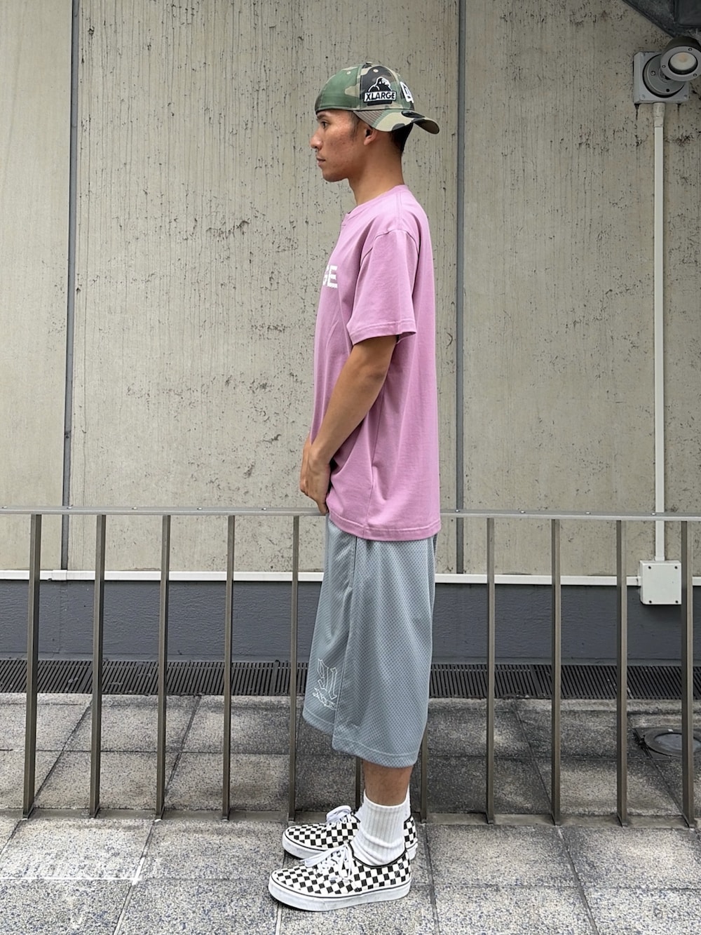 ピンク系のTシャツ/カットソー、ブラック系のその他パンツ、その他のキャップを着用したメンズの夏コーディネートの3枚目の写真