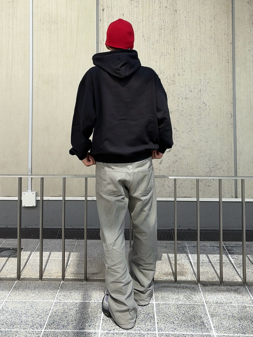 グレー系のその他パンツ、レッド系のニットキャップ/ビーニーを着用したメンズの夏コーディネートの6枚目の写真