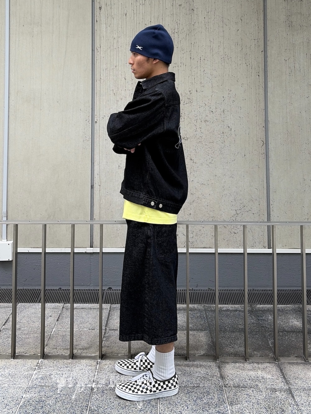 ブラック系のデニムジャケット、ブラック系のその他パンツ、イエロー系のTシャツ/カットソーを着用したメンズの夏コーディネートの2枚目の写真