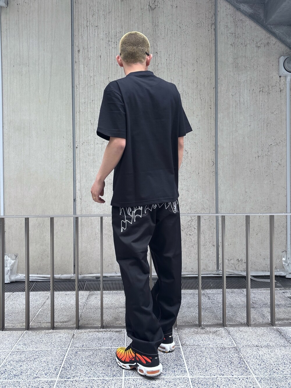 その他のTシャツ/カットソー、ブラック系のその他パンツを着用したメンズの春コーディネートの4枚目の写真