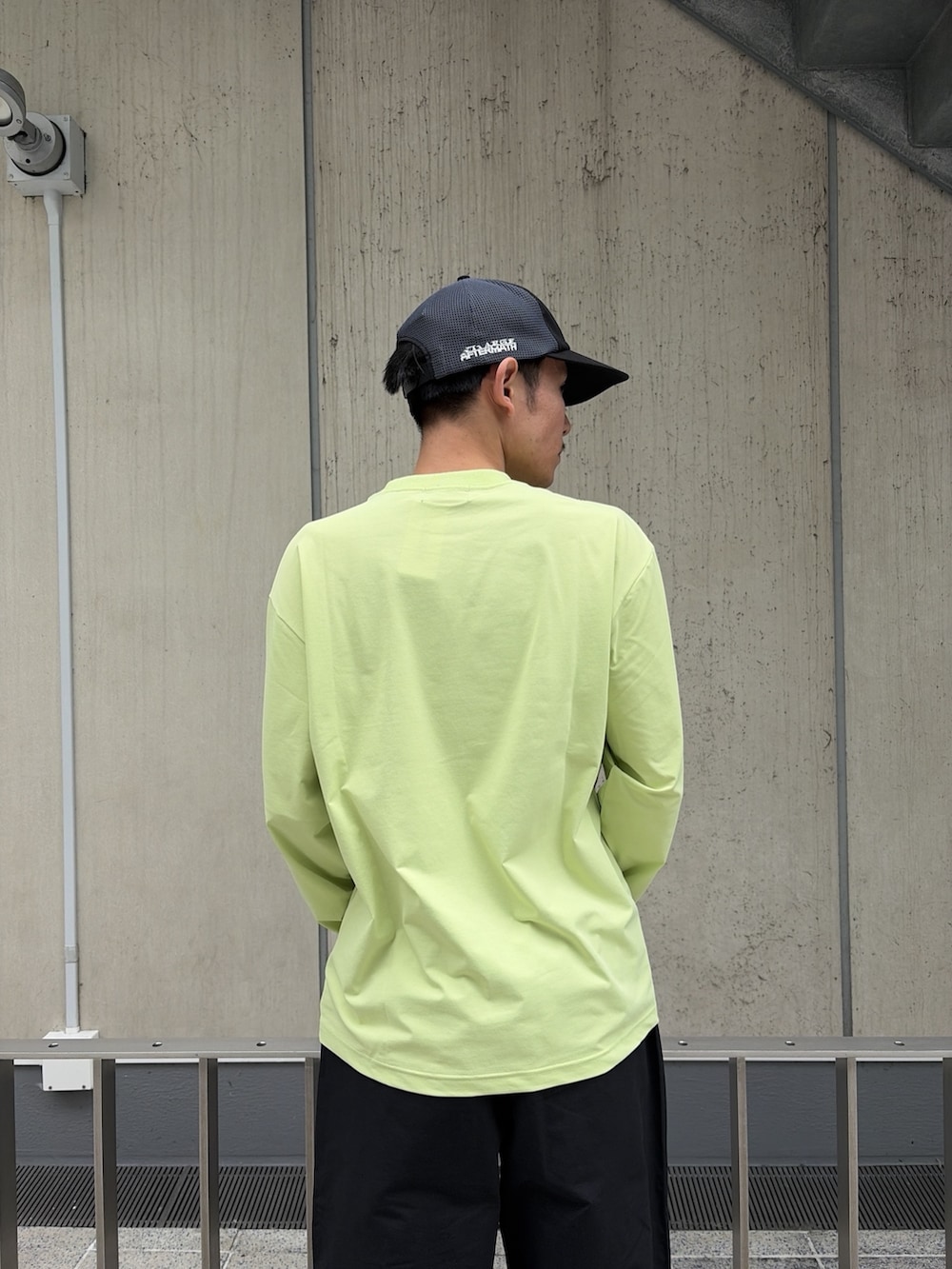 グリーン系のTシャツ/カットソー、ブラック系のその他パンツ、ブラック系のキャップを着用したメンズの春コーディネートの8枚目の写真