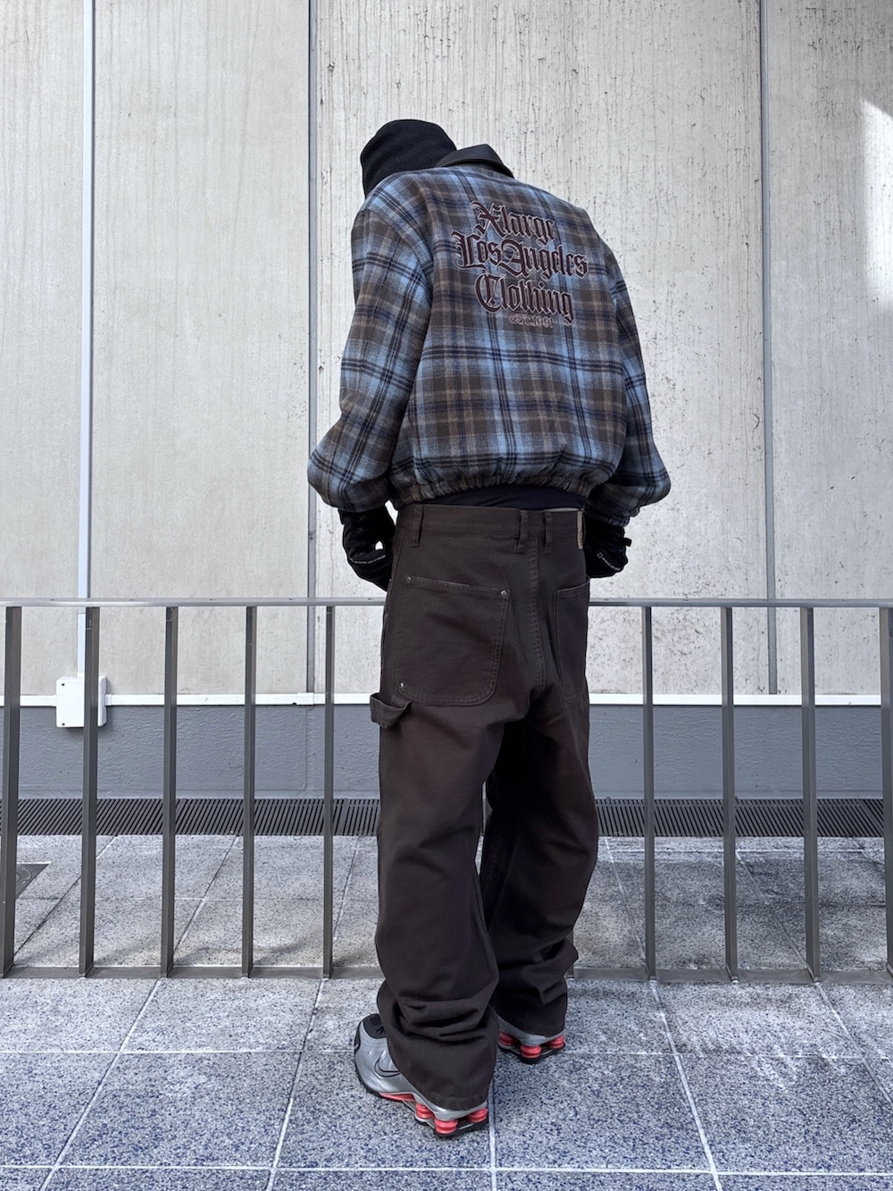 ブラウン系のその他アウター、ブラウン系のその他パンツ、ブラック系のニットキャップ/ビーニーを着用したメンズの秋コーディネートの4枚目の写真