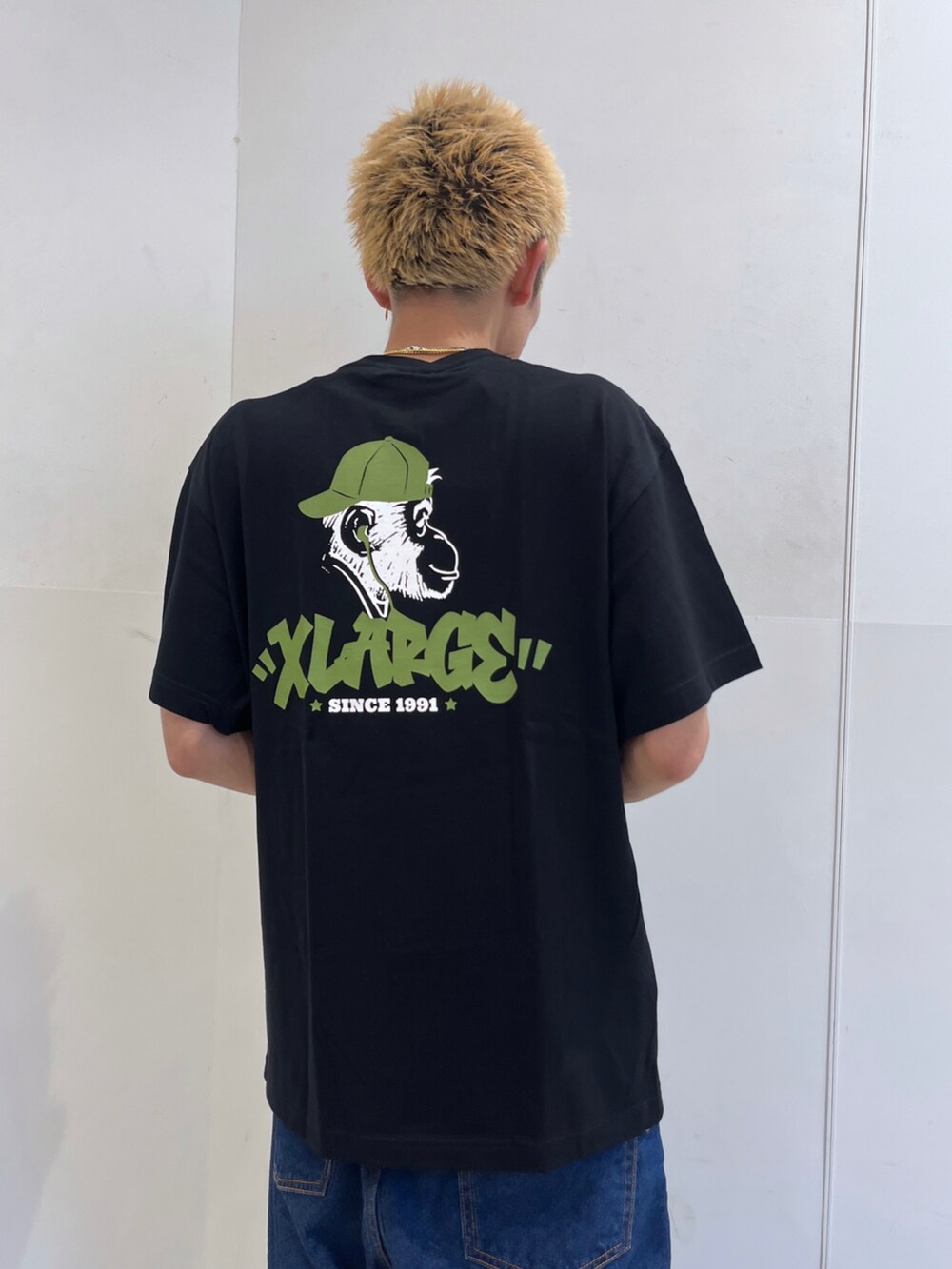 ブルー系のデニムパンツ、ブラック系のTシャツ/カットソーを着用したメンズの夏コーディネートの2枚目の写真