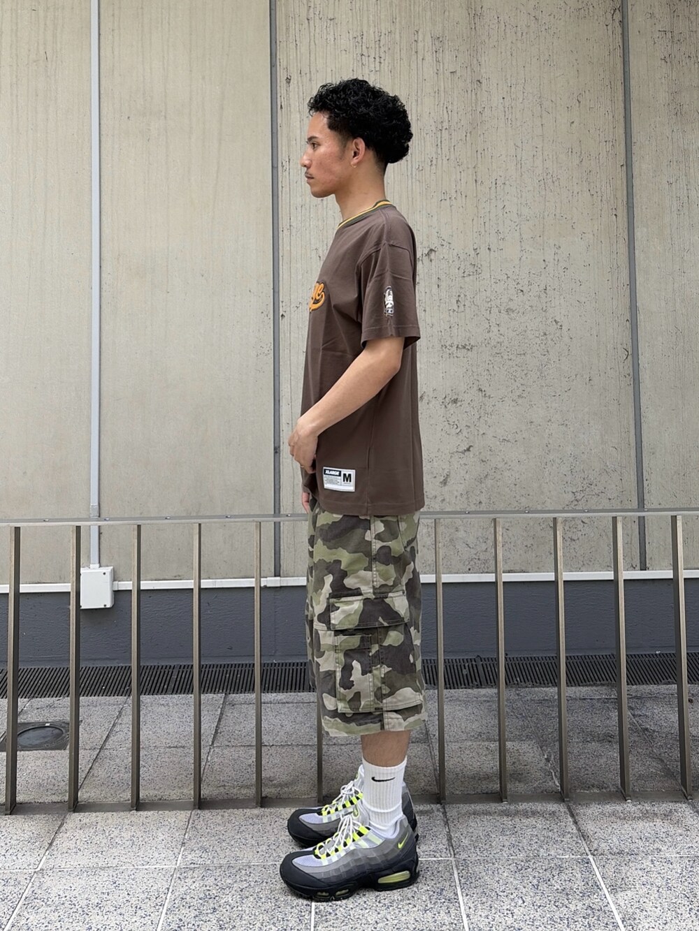 ブラウン系のTシャツ/カットソー、その他のカーゴパンツを着用したメンズの春コーディネートの2枚目の写真