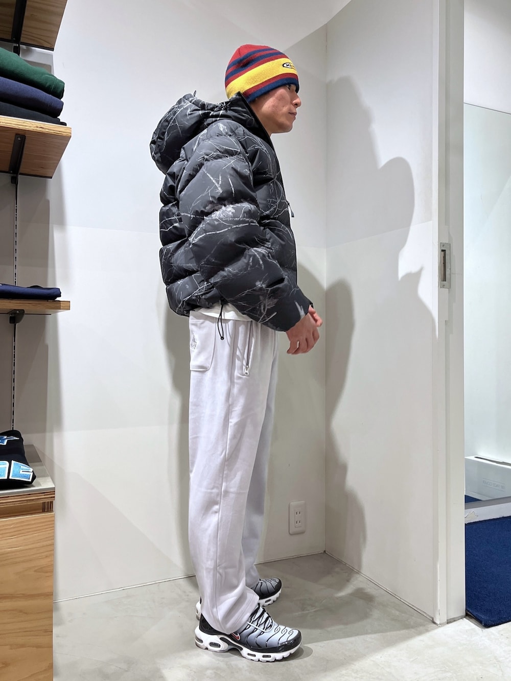 その他のダウンジャケット/コート、グレー系のその他パンツ、ブラック系のニットキャップ/ビーニーを着用したメンズの冬コーディネートの6枚目の写真