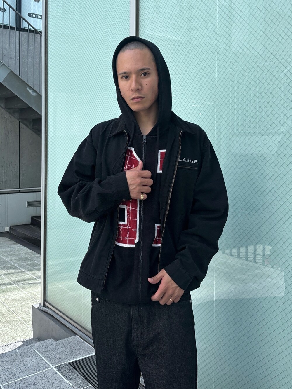 ブラック系のニット/セーター、ブラック系のデニムパンツ、ブラック系のその他アウターを着用したメンズの秋コーディネートの6枚目の写真