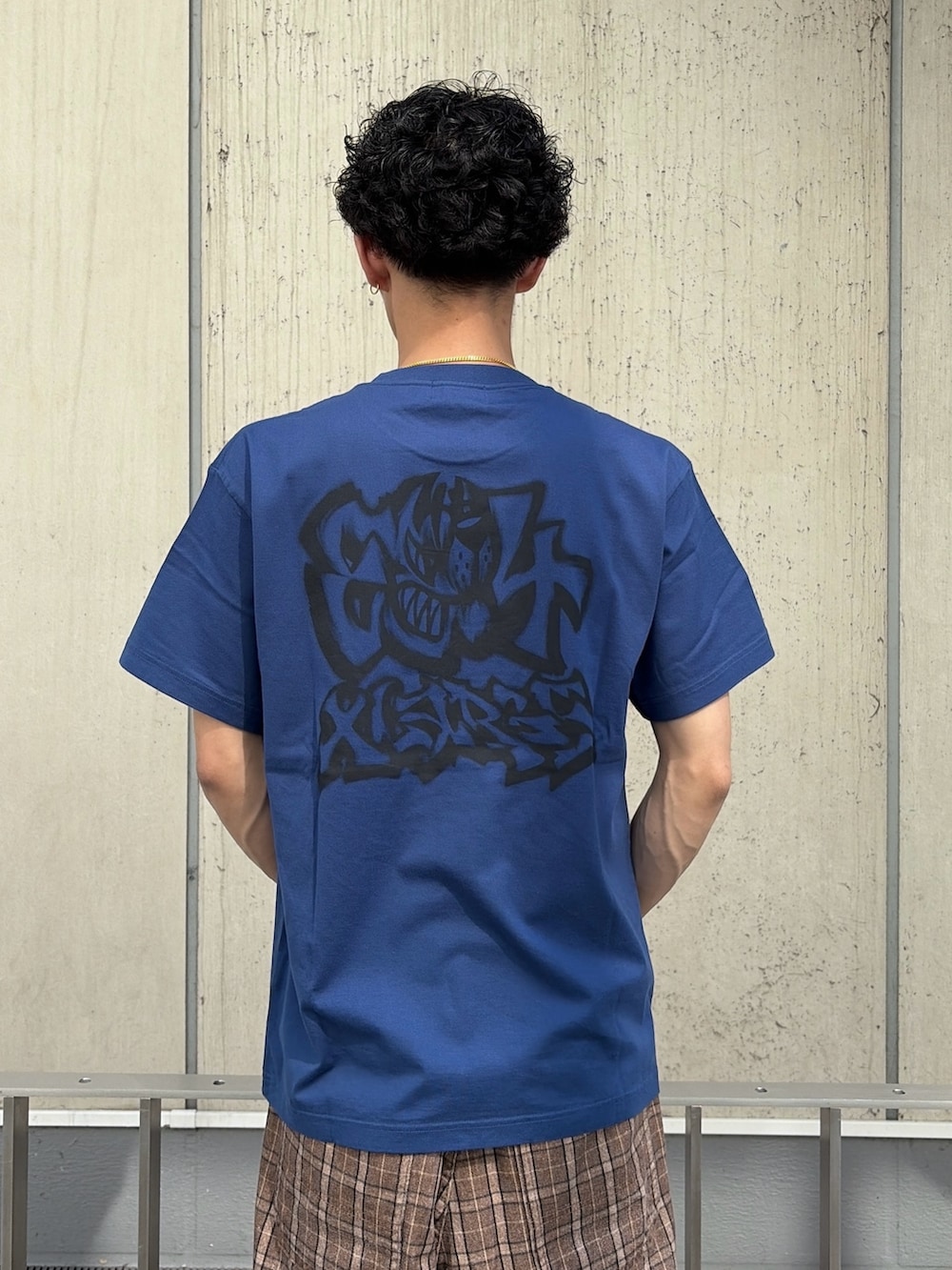 その他のその他パンツ、ブルー系のTシャツ/カットソーを着用したメンズの春コーディネートの7枚目の写真