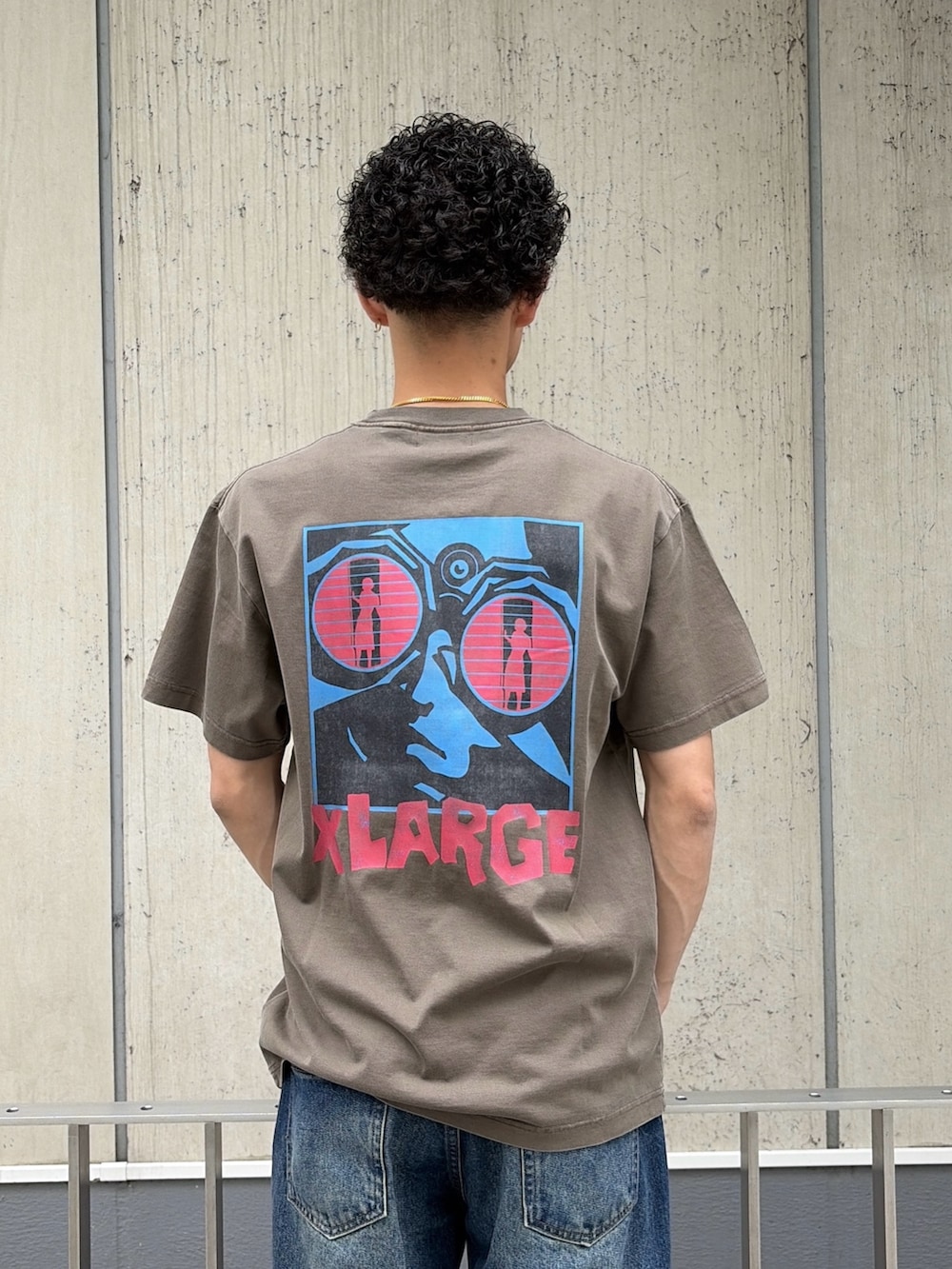 ブラウン系のTシャツ/カットソー、ブルー系のデニムパンツを着用したメンズの夏コーディネートの6枚目の写真