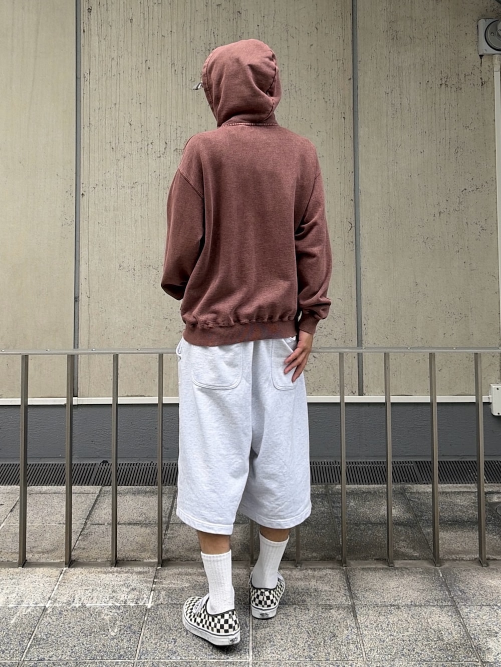 ブラック系のパーカー、グレー系のスウェットパンツ、その他のキャップを着用したメンズの夏コーディネートの5枚目の写真