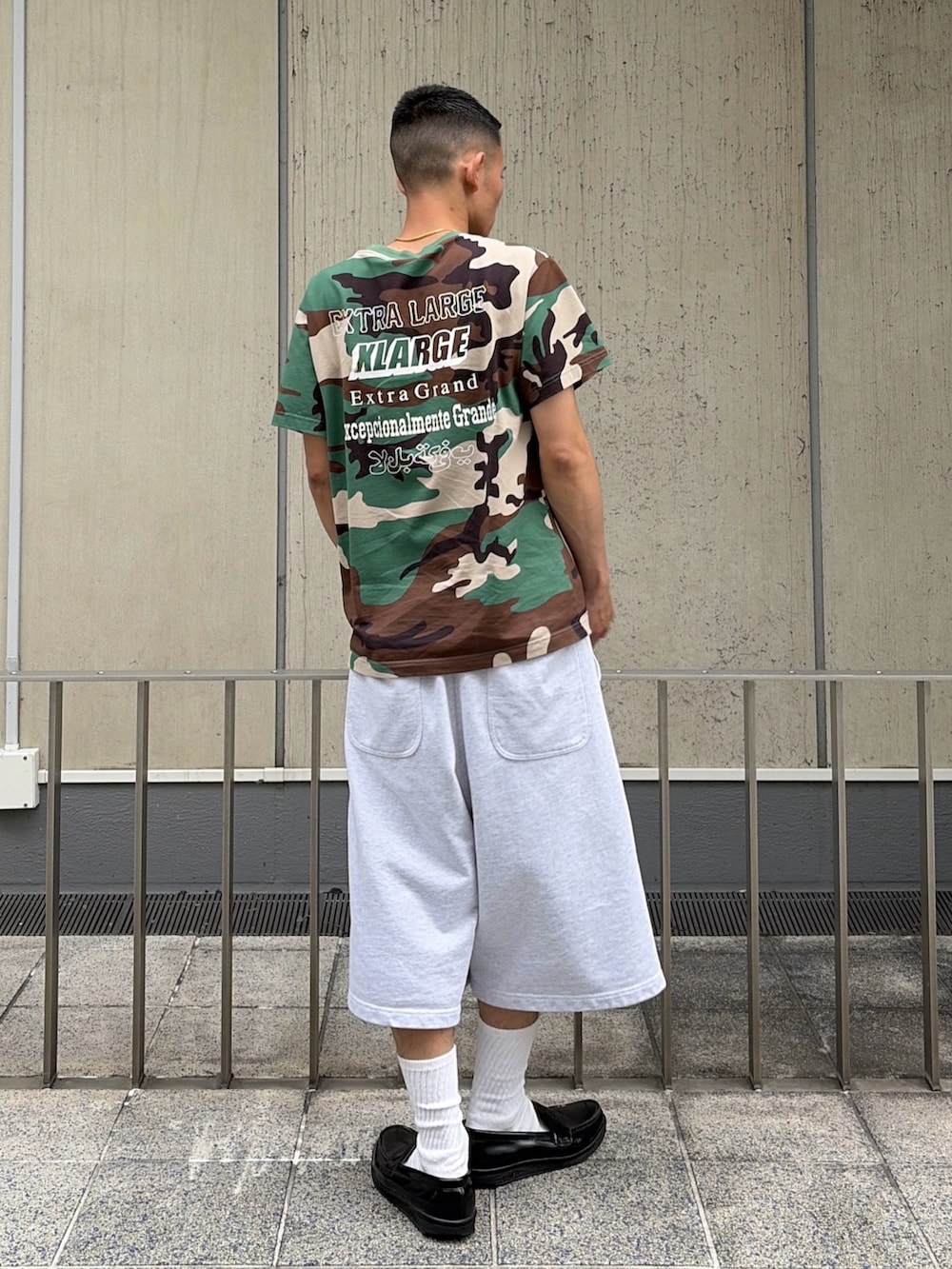 その他のTシャツ/カットソー、グレー系のスウェットパンツを着用したメンズの夏コーディネートの5枚目の写真