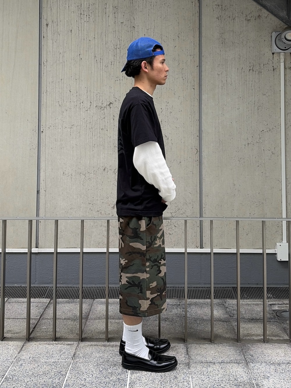 その他のその他パンツ、ホワイト系のTシャツ/カットソー、ブルー系のTシャツ/カットソーを着用したメンズの春コーディネートの3枚目の写真