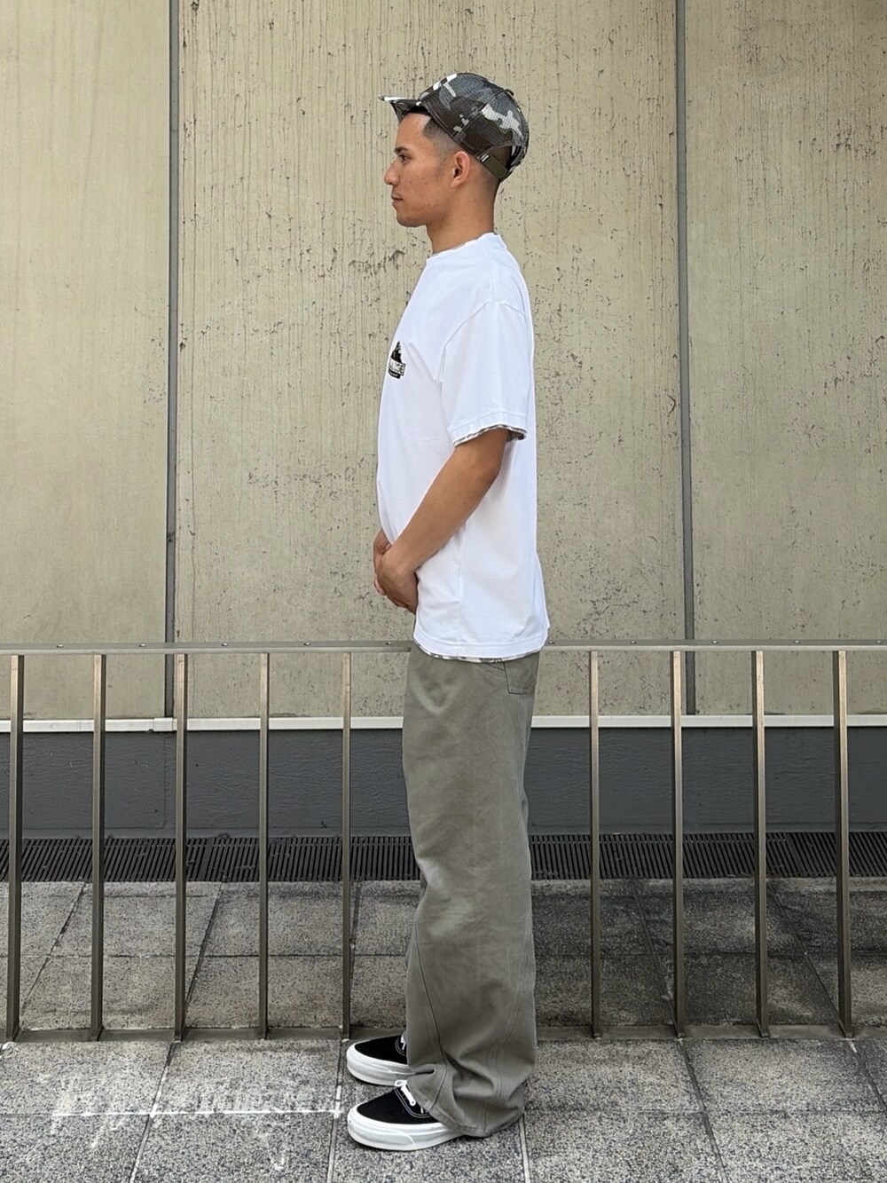 ブラック系のTシャツ/カットソー、グレー系のその他パンツ、その他のキャップを着用したメンズの夏コーディネートの2枚目の写真