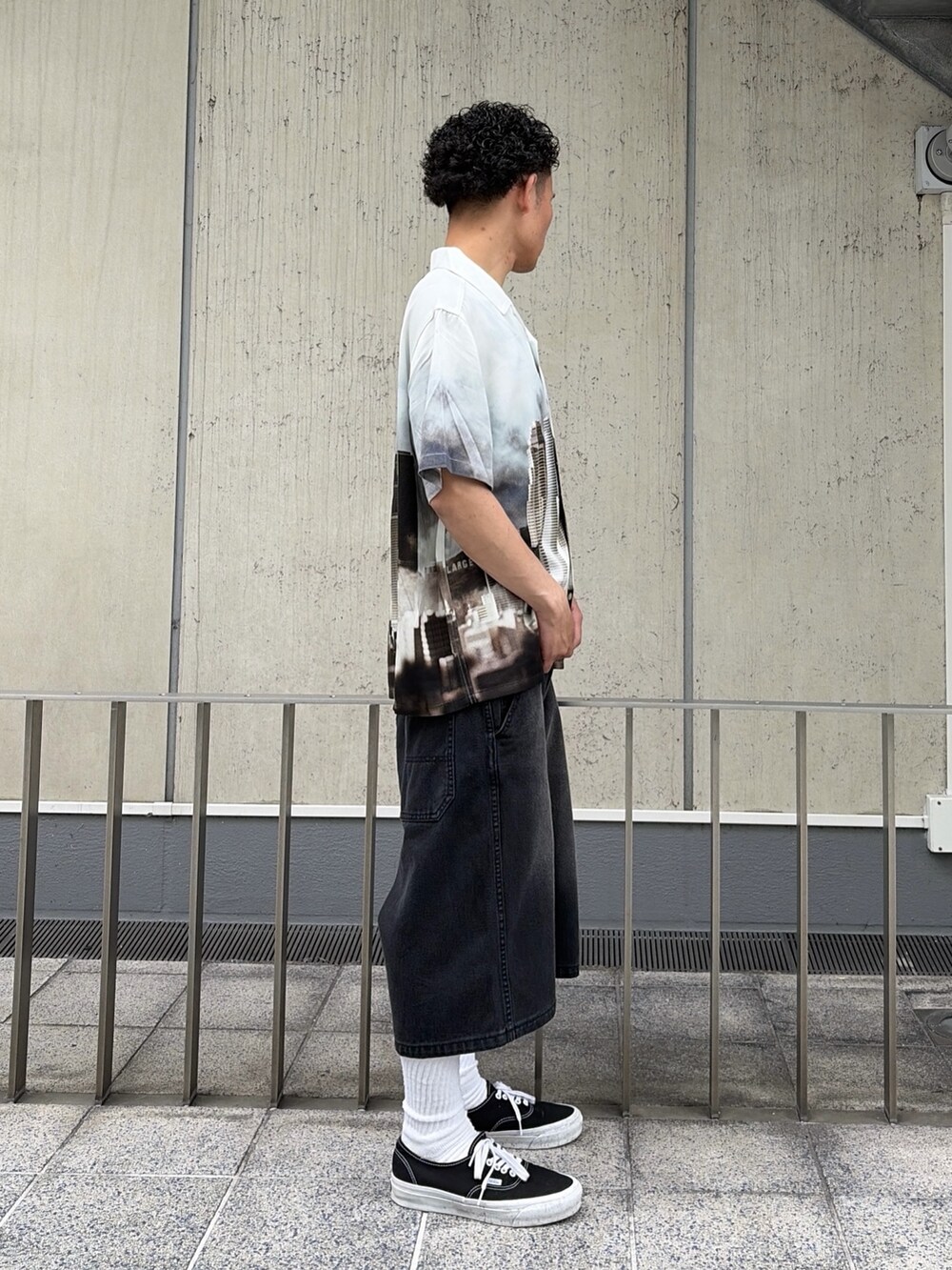 ホワイト系のシャツ/ブラウス、その他のその他パンツを着用したメンズの夏コーディネートの3枚目の写真
