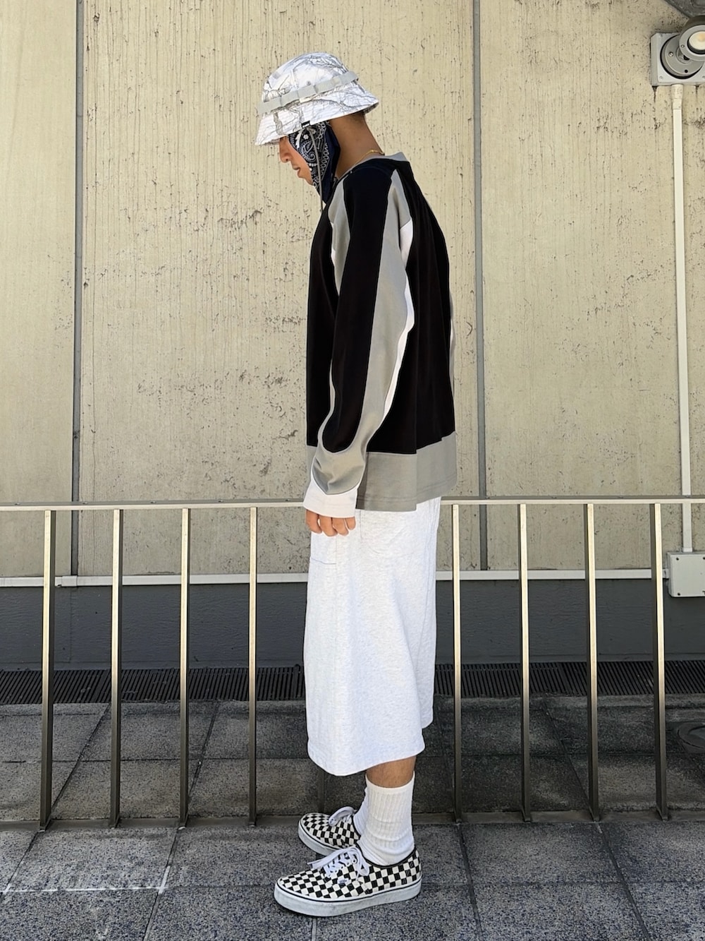 ブルー系のTシャツ/カットソー、グレー系のスウェットパンツ、その他のハットを着用したメンズの夏コーディネートの3枚目の写真