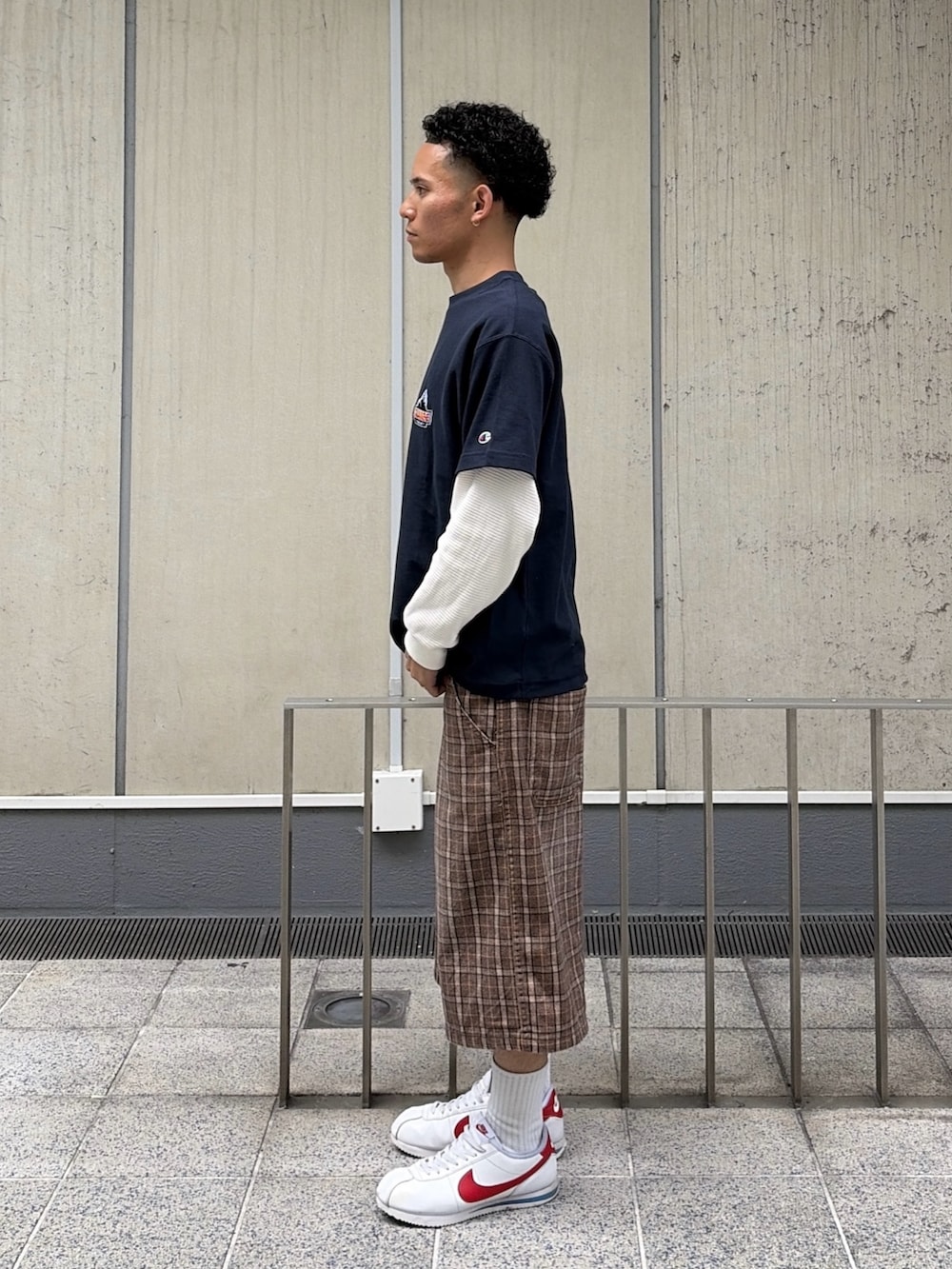 ブラック系のTシャツ/カットソー、その他のその他パンツ、ホワイト系のTシャツ/カットソーを着用したメンズの春コーディネートの2枚目の写真