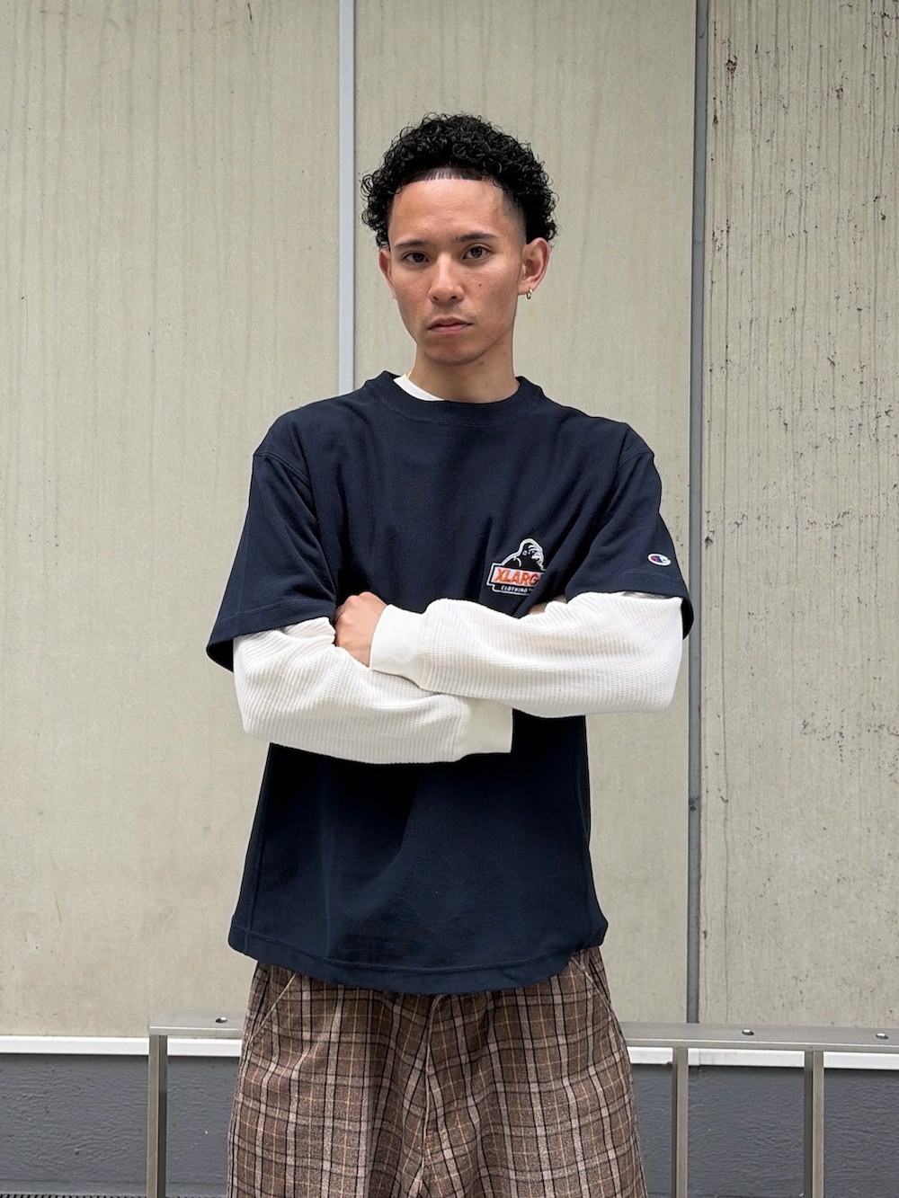 ブラック系のTシャツ/カットソー、その他のその他パンツ、ホワイト系のTシャツ/カットソーを着用したメンズの春コーディネートの5枚目の写真
