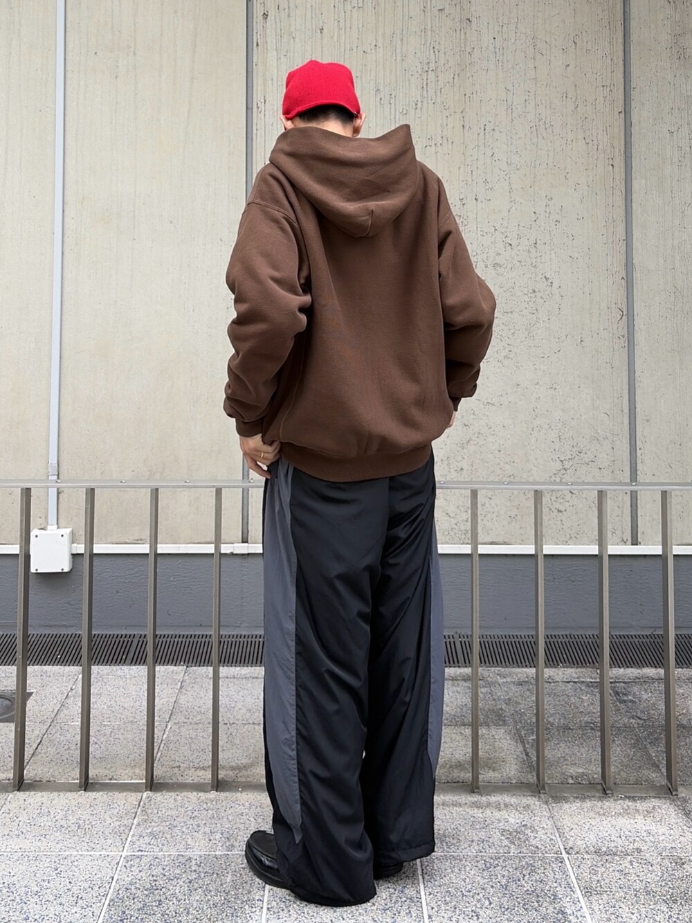 ブラウン系のパーカー、レッド系のその他パンツ、レッド系のニットキャップ/ビーニーを着用したメンズの秋コーディネートの7枚目の写真
