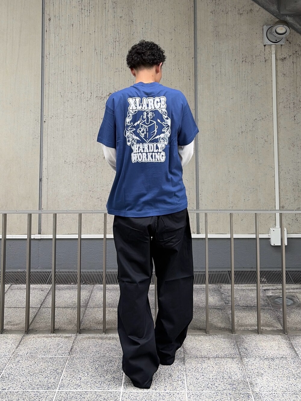 ブルー系のTシャツ/カットソー、ホワイト系のTシャツ/カットソー、ブラック系のその他パンツを着用したメンズの夏コーディネートの5枚目の写真