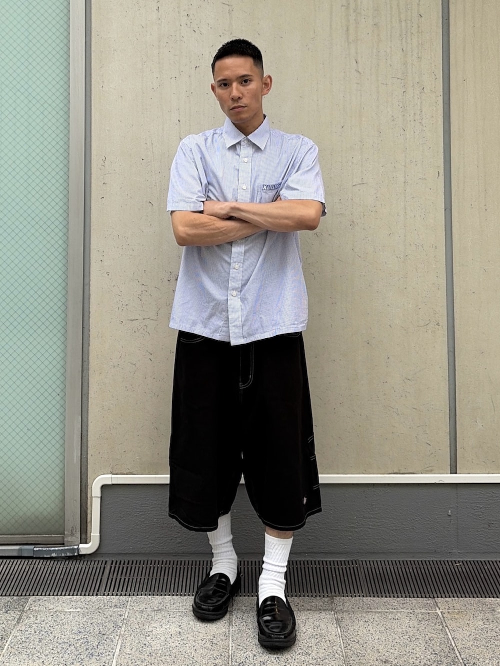 ホワイト系のシャツ/ブラウス、ブラック系のデニムパンツを着用したメンズの夏コーディネートの2枚目の写真