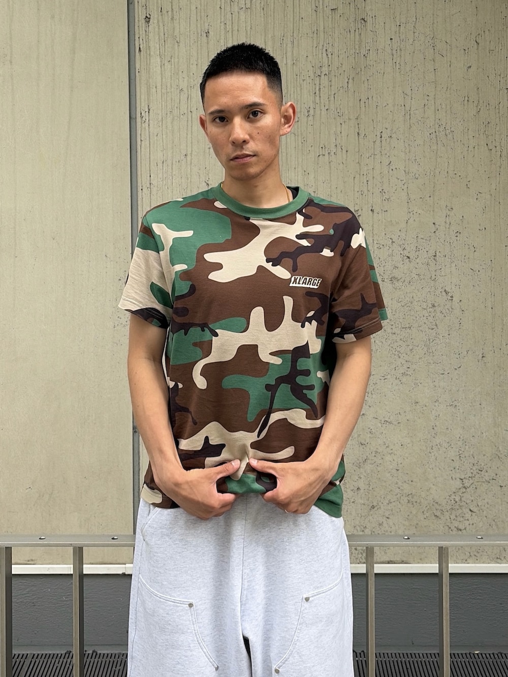 その他のTシャツ/カットソー、グレー系のスウェットパンツを着用したメンズの夏コーディネートの7枚目の写真