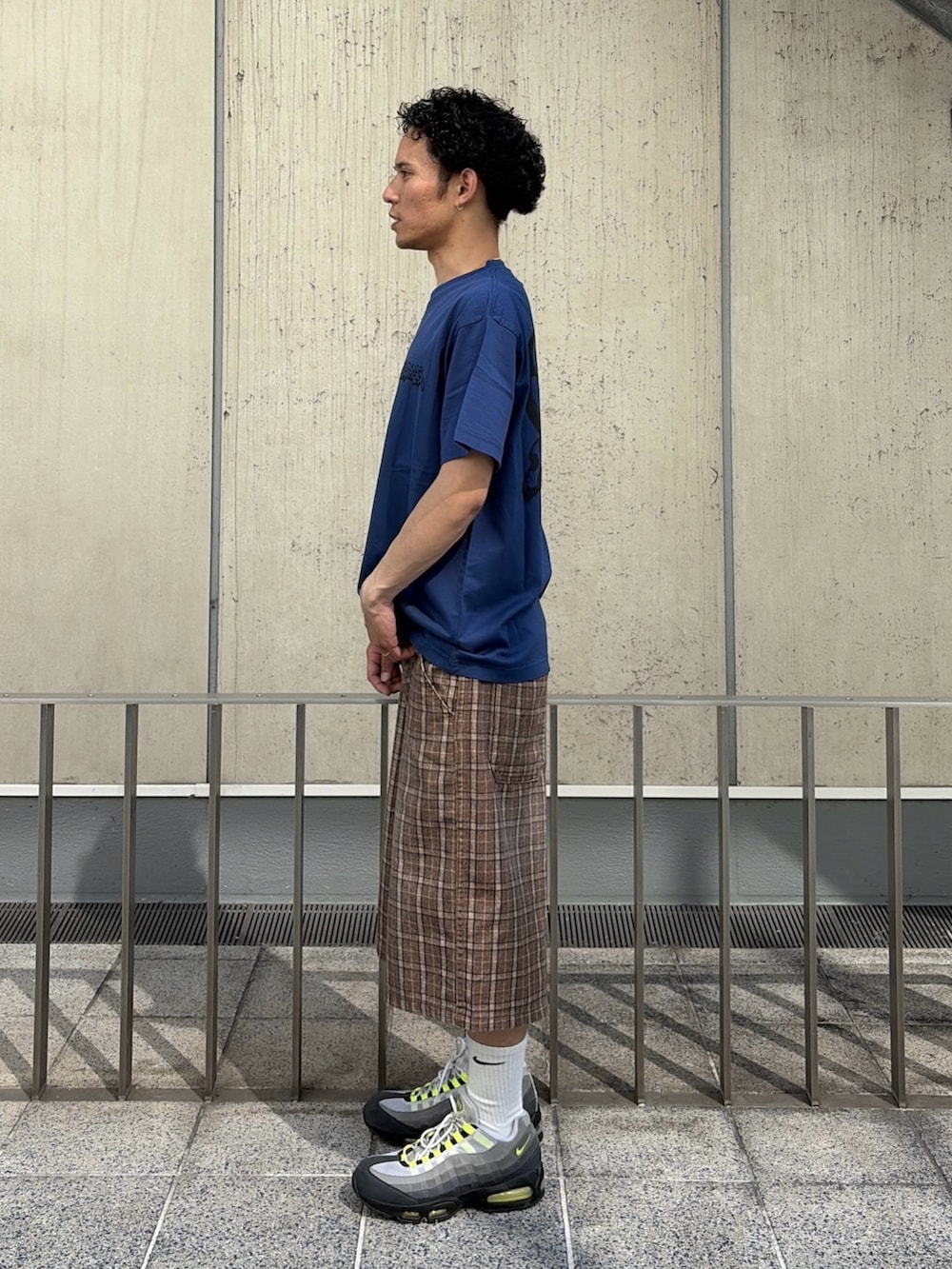 その他のその他パンツ、ブルー系のTシャツ/カットソーを着用したメンズの春コーディネートの2枚目の写真