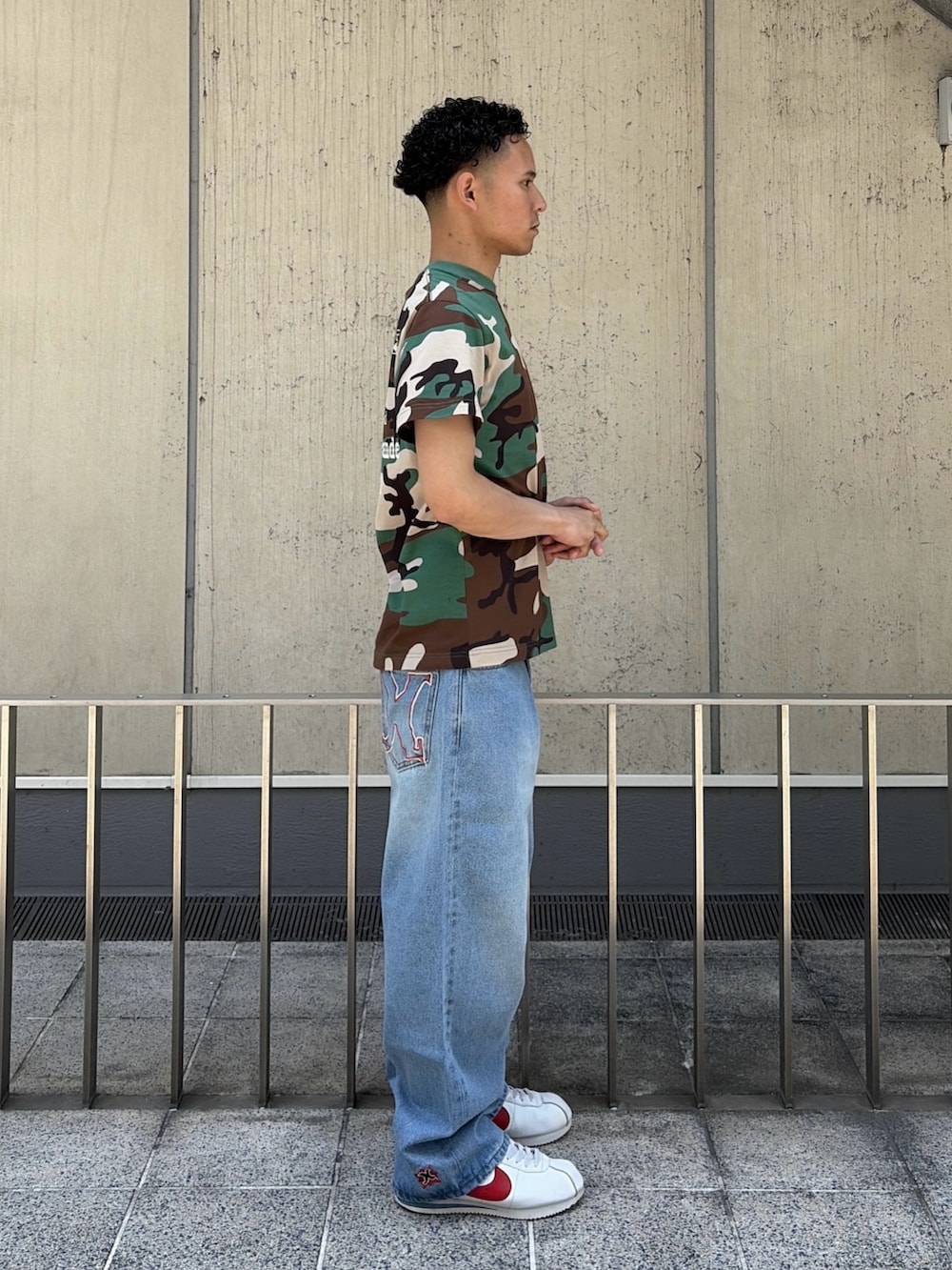 その他のTシャツ/カットソー、ブルー系のデニムパンツ、ブラック系のトートバッグを着用したメンズの夏コーディネートの3枚目の写真