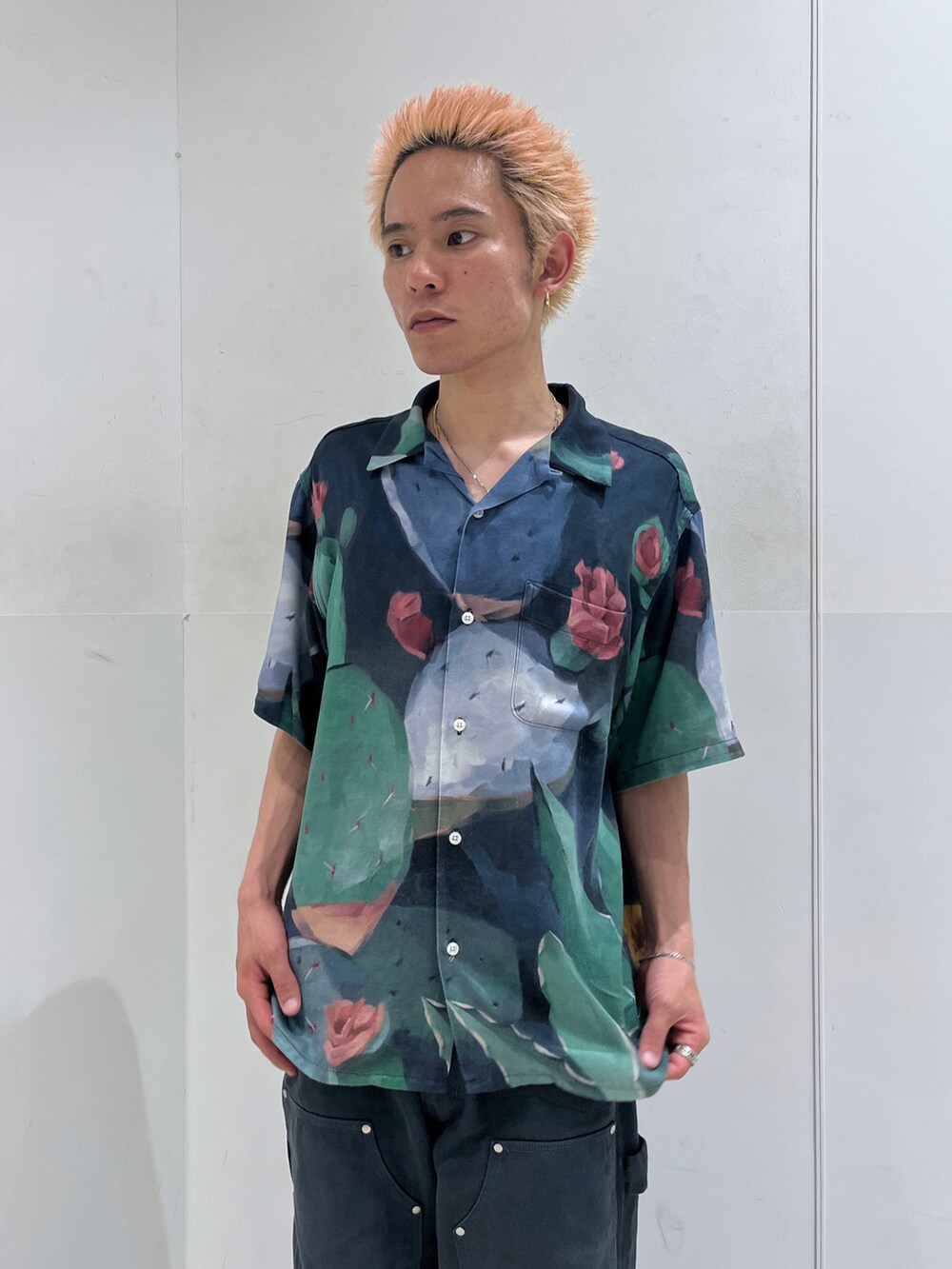 ベージュ系のシャツ/ブラウス、ブラック系のその他パンツを着用したメンズの夏コーディネートの4枚目の写真