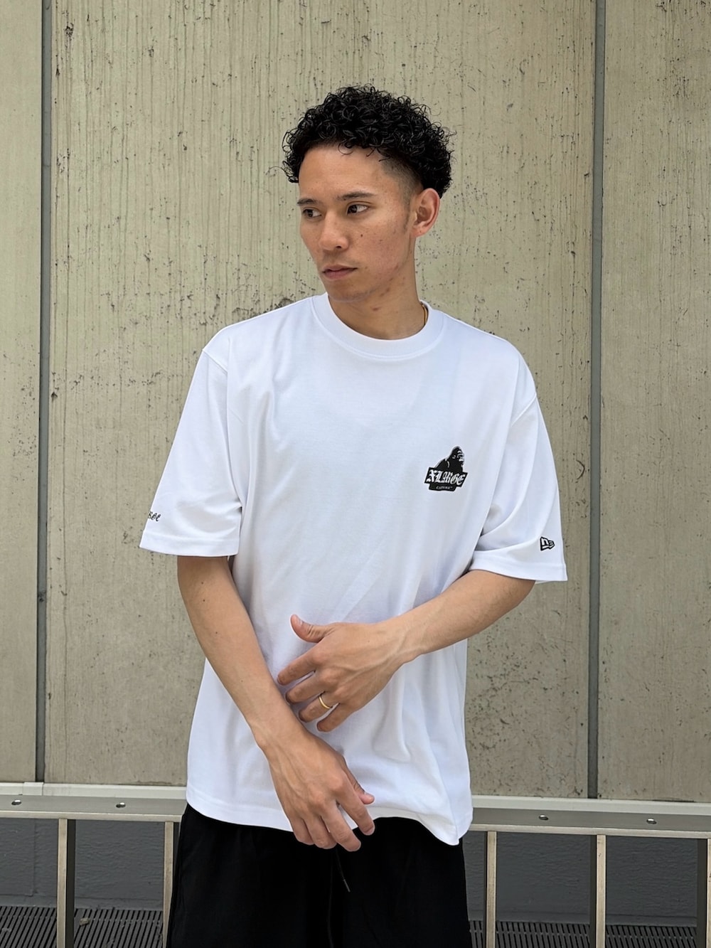 ブラック系のTシャツ/カットソー、ブラック系のその他パンツを着用したメンズの夏コーディネートの8枚目の写真
