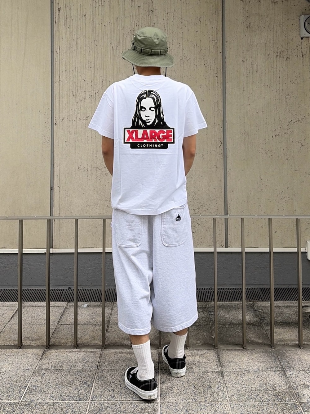 グレー系のスウェットパンツ、ブルー系のベルト、ブラック系のハットを着用したメンズの夏コーディネートの4枚目の写真