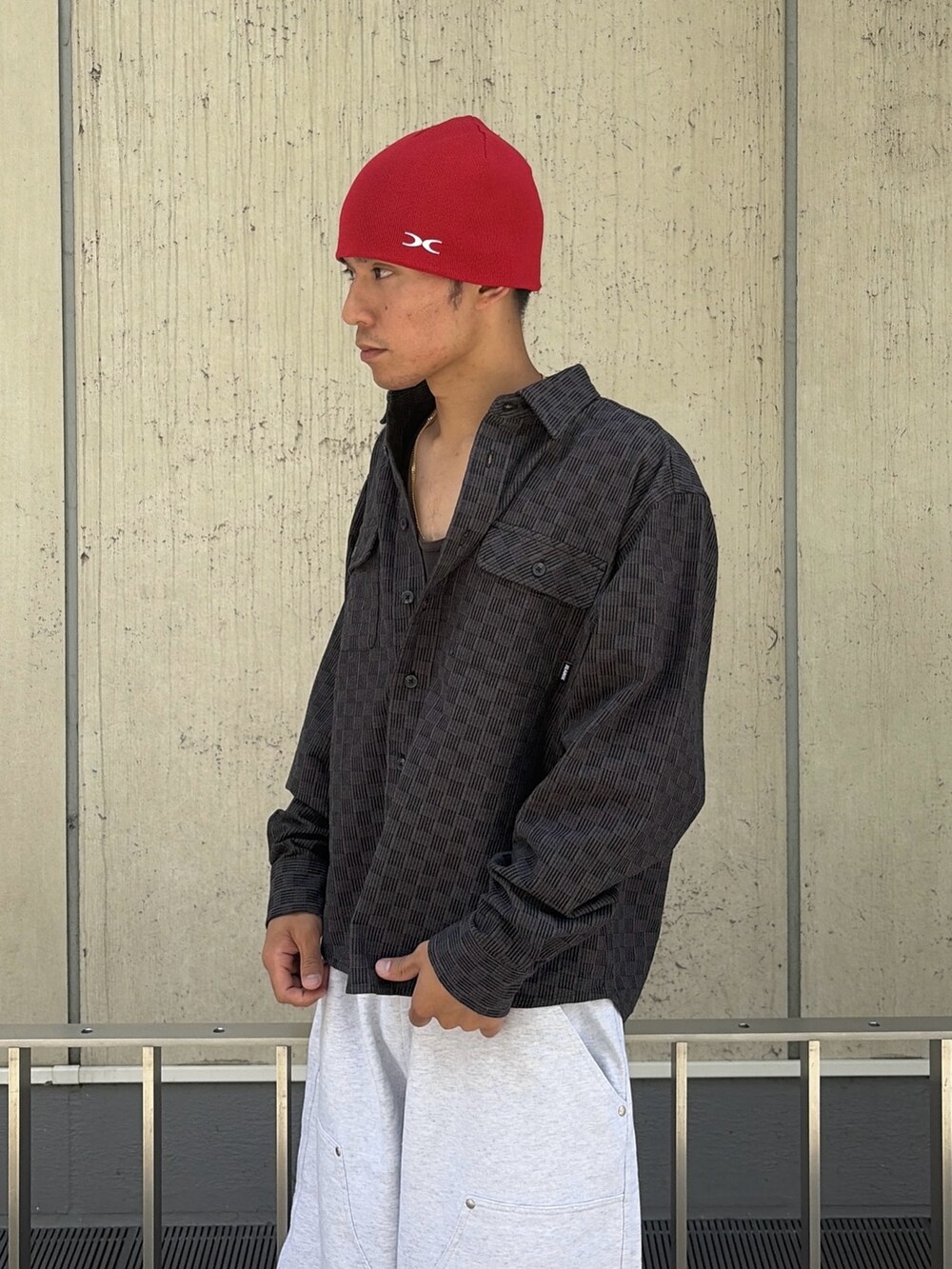 グレー系のスウェットパンツ、ブラック系のシャツ/ブラウス、レッド系のニットキャップ/ビーニーを着用したメンズの夏コーディネートの8枚目の写真