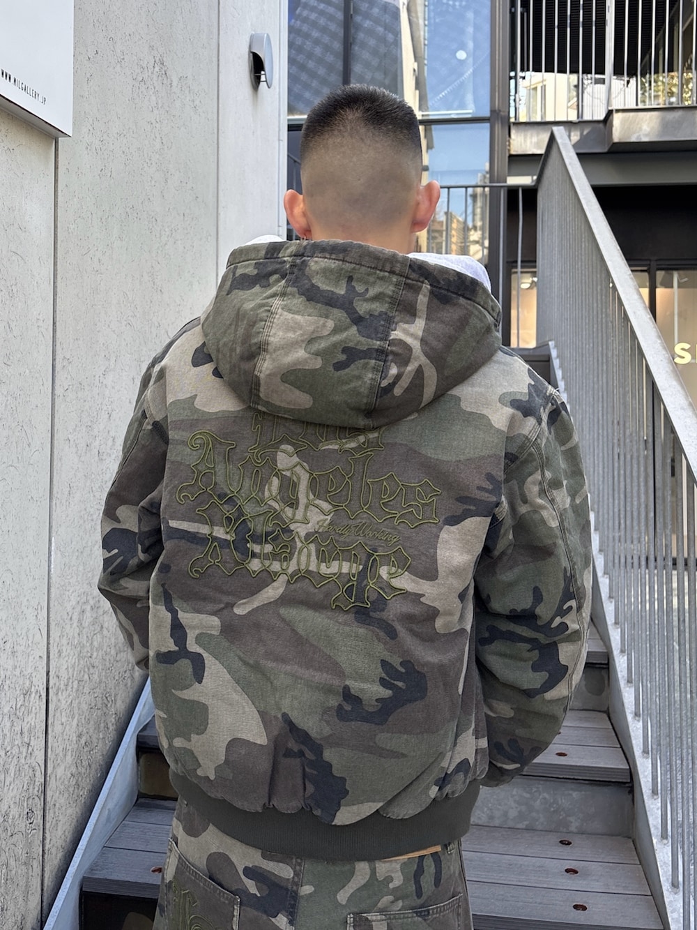 その他のブルゾン、その他のその他パンツ、グレー系のパーカーを着用したメンズの冬コーディネートの6枚目の写真