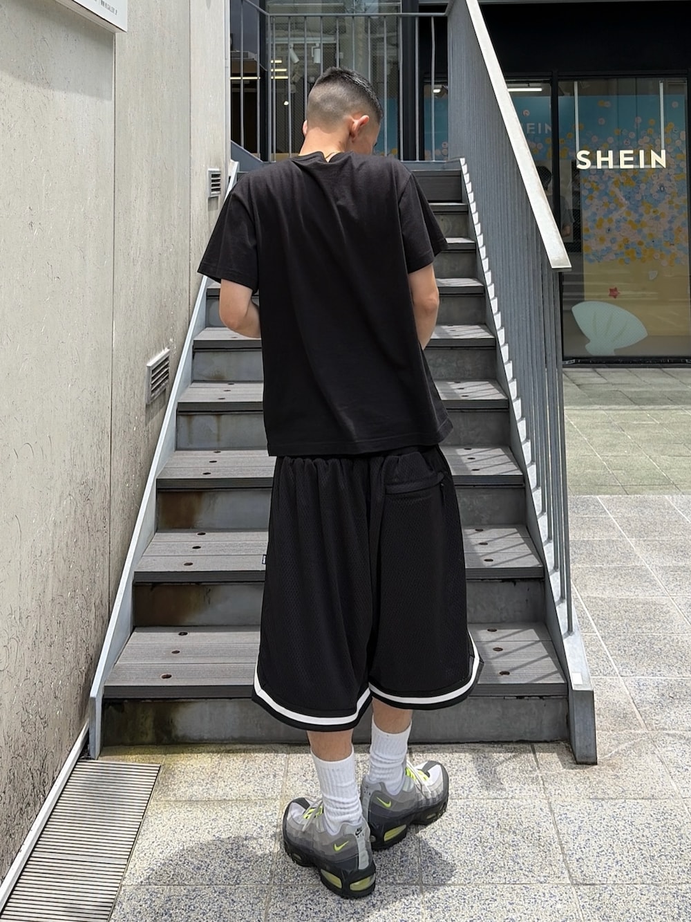 ブラック系のTシャツ/カットソー、ブラック系のその他パンツを着用したメンズの夏コーディネートの4枚目の写真