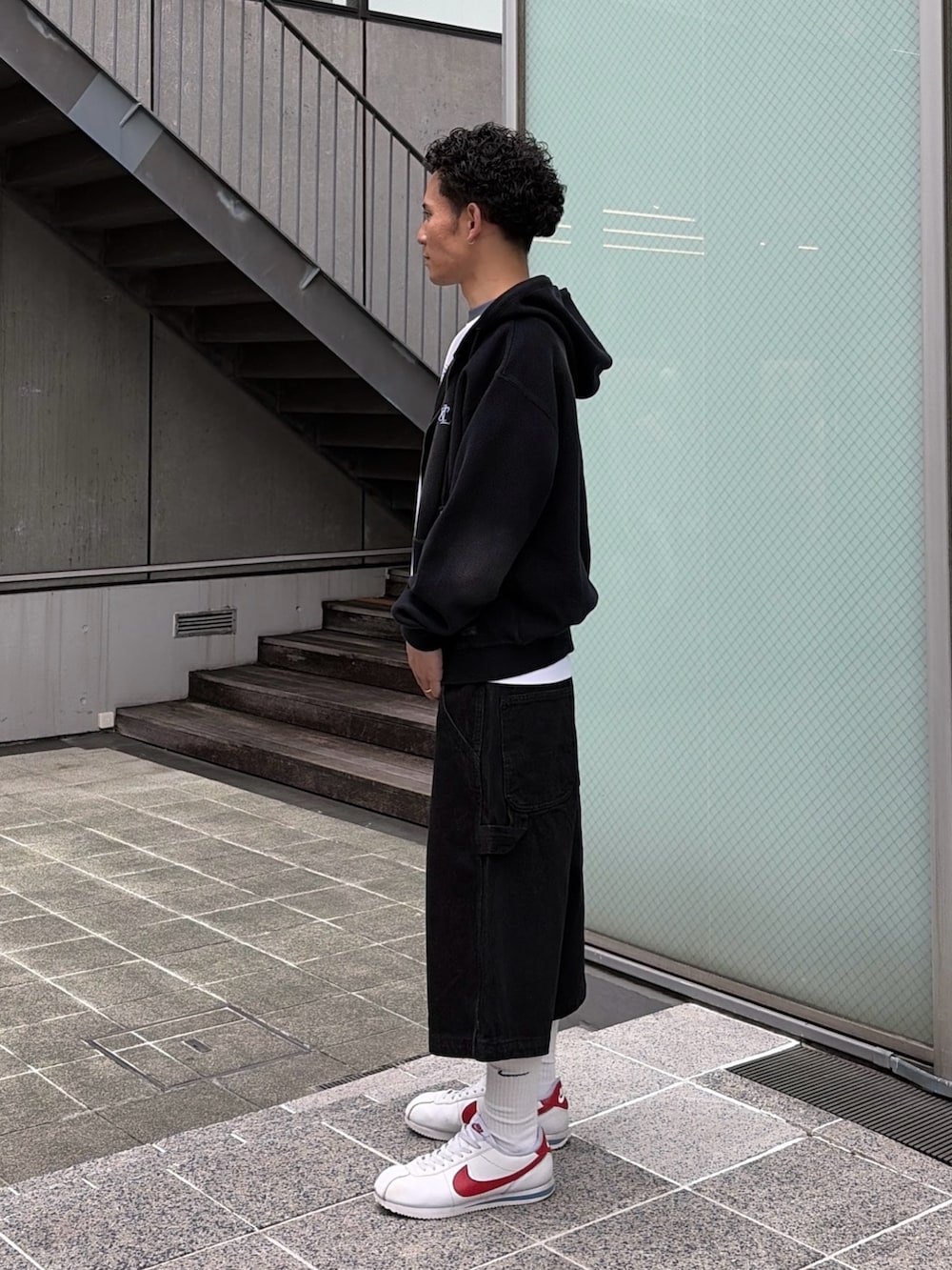 ホワイト系のTシャツ/カットソー、ブラック系のデニムパンツ、ブラック系のパーカーを着用したメンズの春コーディネートの5枚目の写真