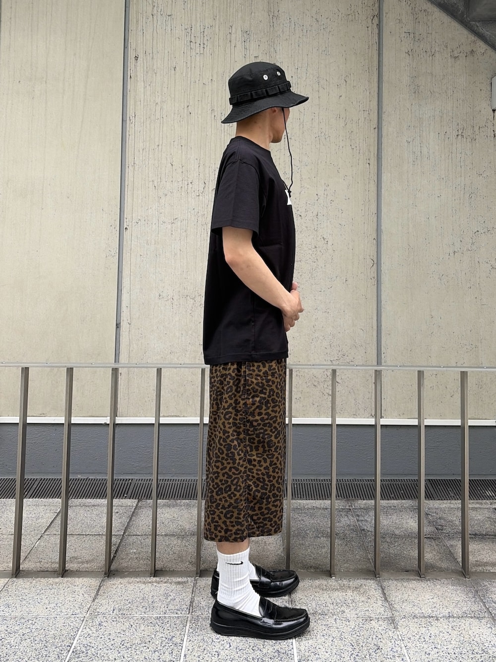 ブラック系のTシャツ/カットソー、ブラック系のその他パンツ、ブラック系のハットを着用したメンズの春コーディネートの3枚目の写真