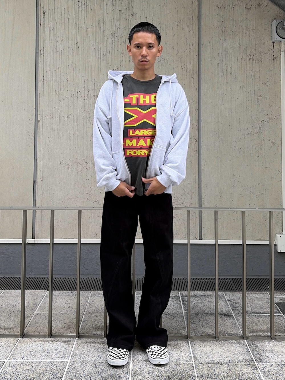 ブラック系のその他パンツ、グレー系のTシャツ/カットソーを着用したメンズの夏コーディネートの5枚目の写真