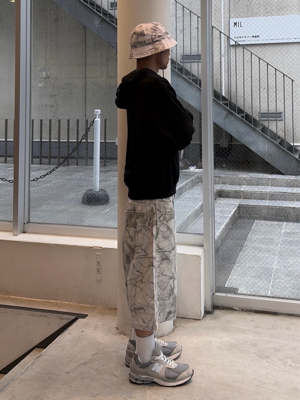 ブラック系のパーカー、その他のその他パンツ、その他のハットを着用したメンズの秋コーディネートの4枚目の写真