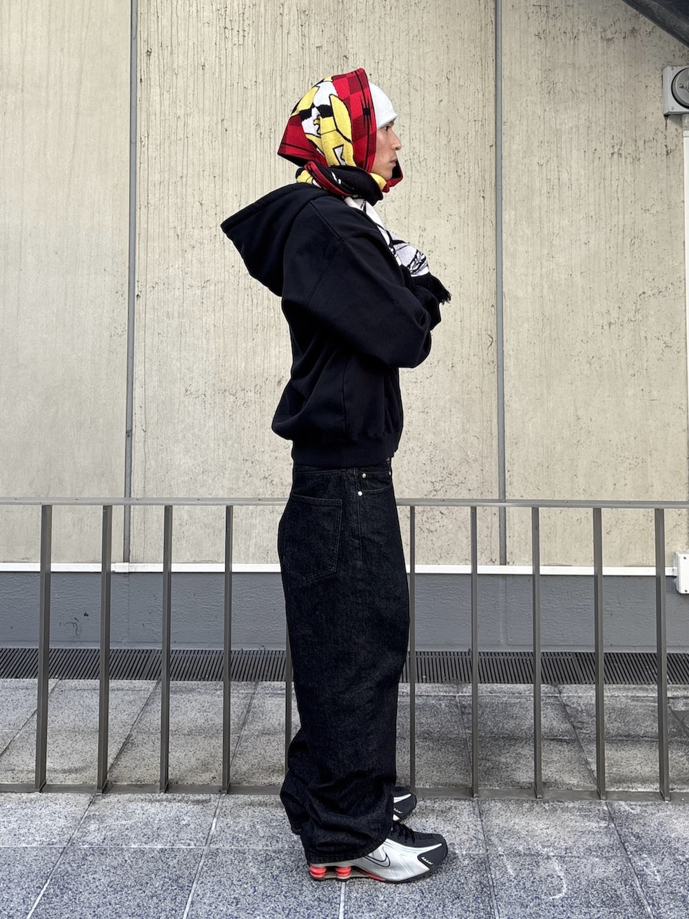 ブルー系のデニムパンツ、ブラック系のパーカー、ピンク系のニットキャップ/ビーニーを着用したメンズの冬コーディネートの3枚目の写真