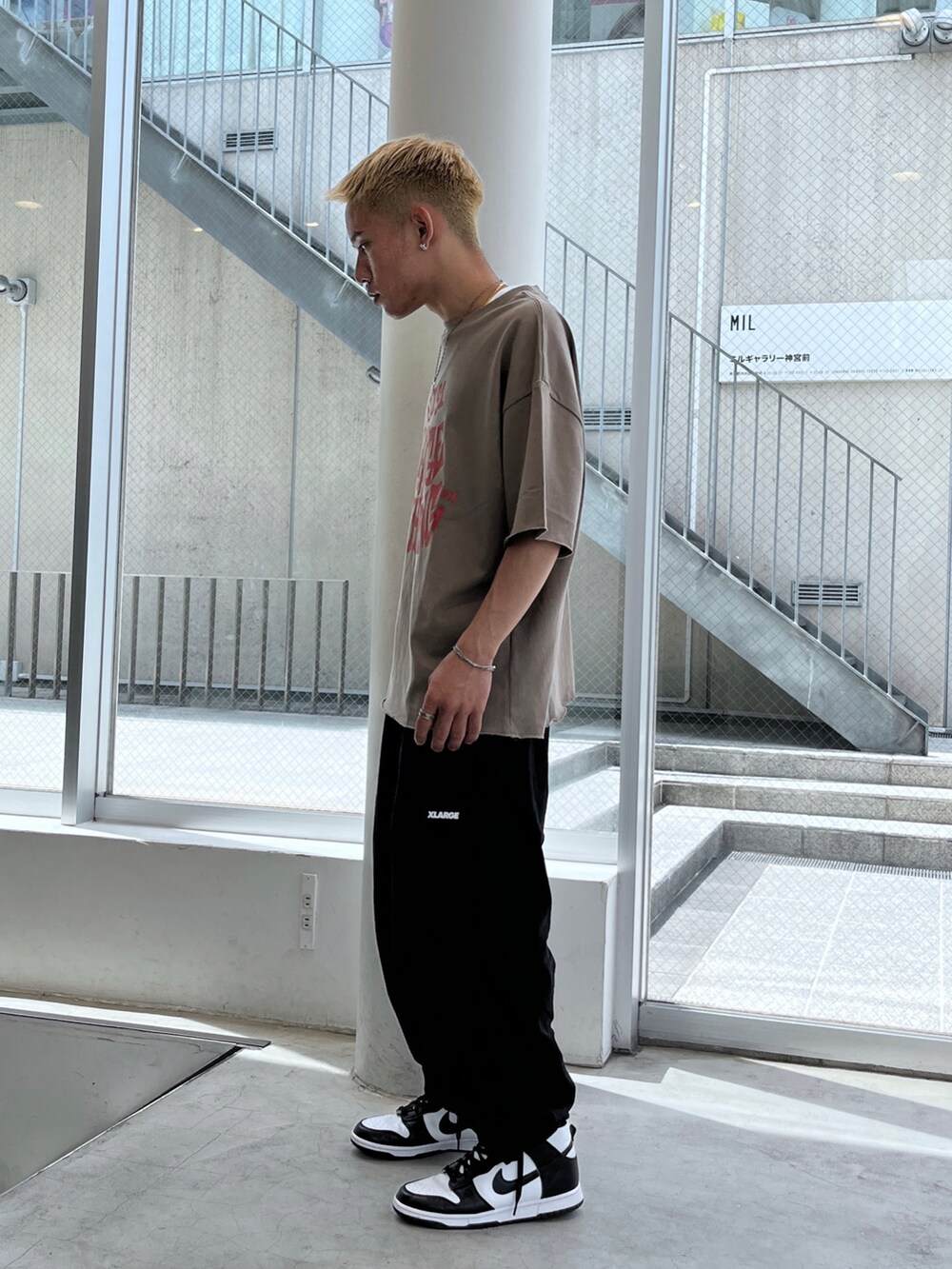 ブラック系のTシャツ/カットソー、ブラック系のその他パンツを着用したメンズの夏コーディネートの2枚目の写真