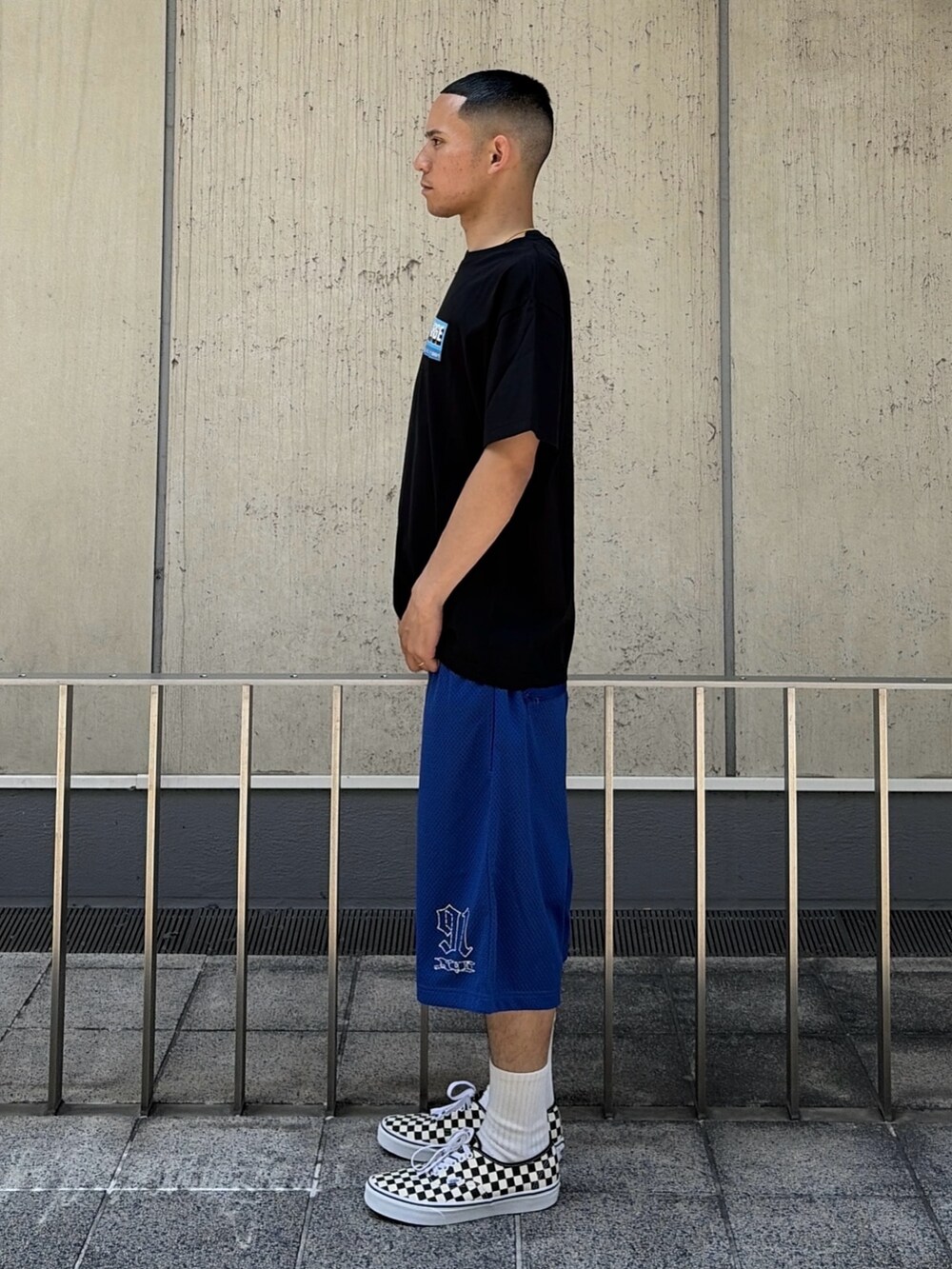 ブラック系のTシャツ/カットソー、ブラック系のその他パンツを着用したメンズの夏コーディネートの2枚目の写真