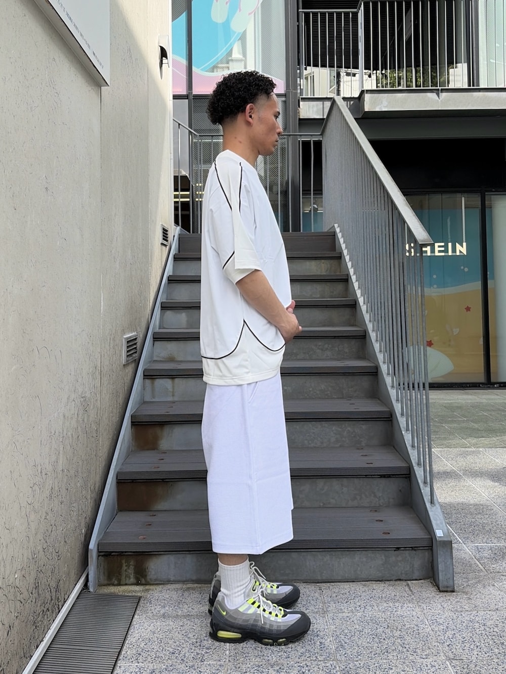 ホワイト系のその他パンツ、ホワイト系のTシャツ/カットソーを着用したメンズの春コーディネートの3枚目の写真