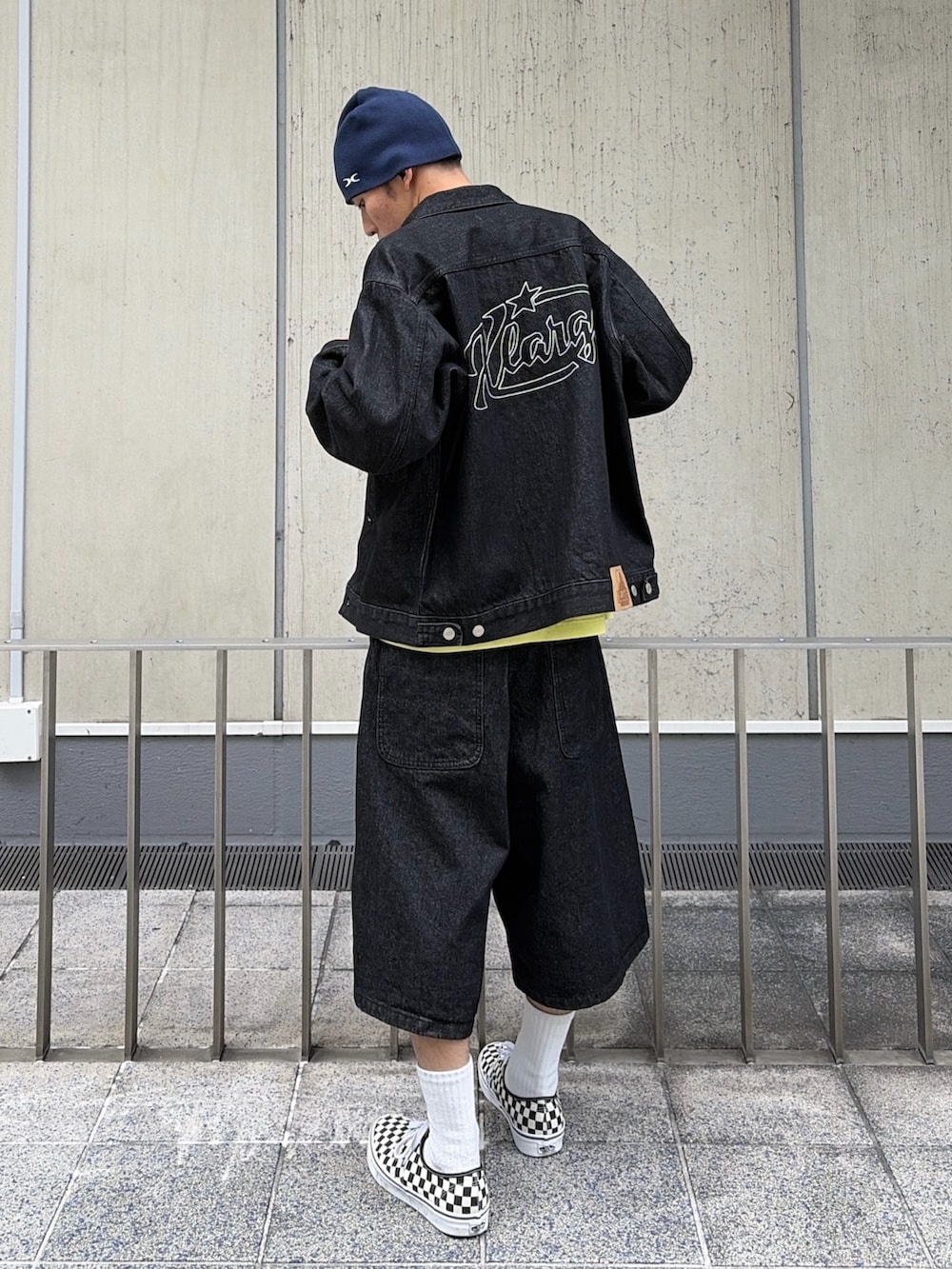 ブラック系のデニムジャケット、ブラック系のその他パンツ、イエロー系のTシャツ/カットソーを着用したメンズの夏コーディネートの6枚目の写真