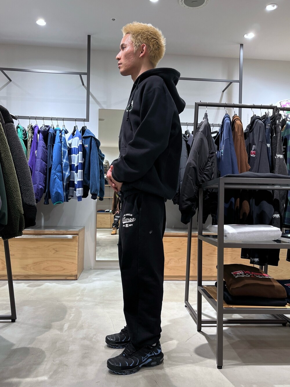 グレー系のパーカー、グレー系のスウェットパンツを着用したメンズの秋コーディネートの2枚目の写真