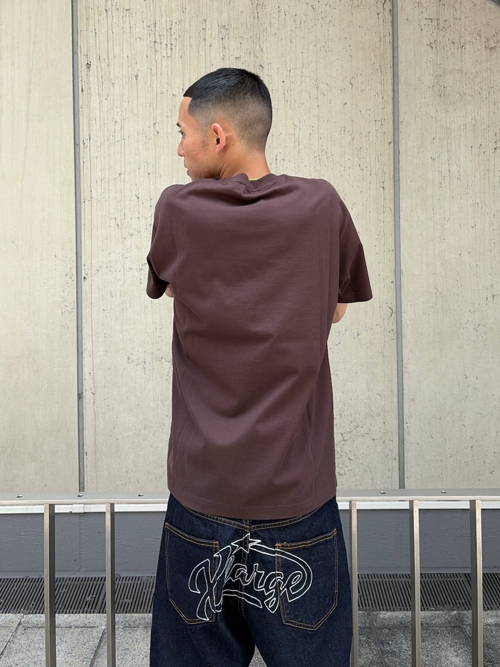 ブラウン系のTシャツ/カットソー、ブラック系のデニムパンツを着用したメンズの夏コーディネートの8枚目の写真