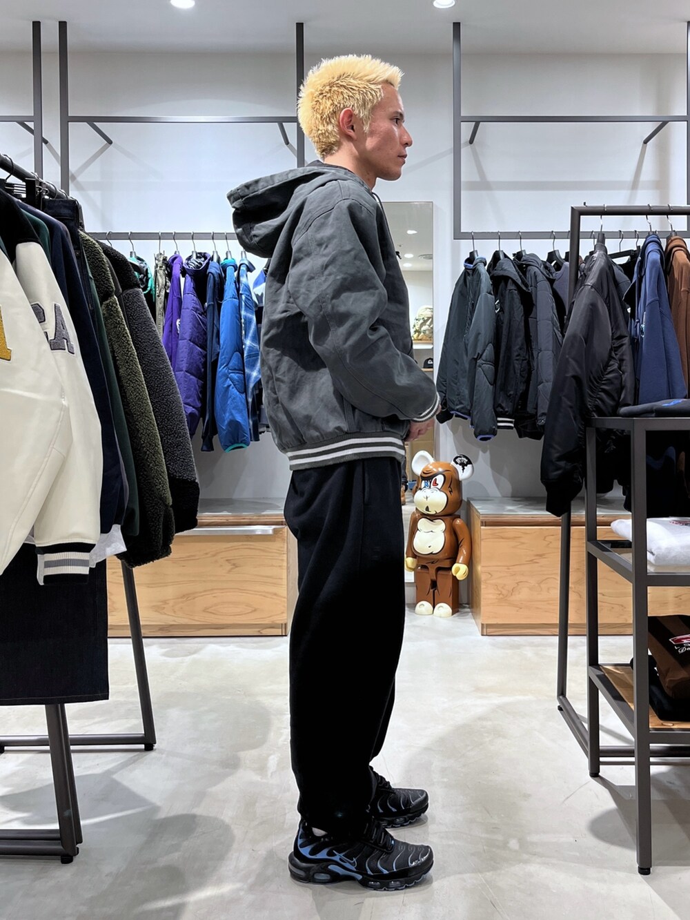 グリーン系のブルゾン、グレー系のスウェットパンツを着用したメンズの秋コーディネートの4枚目の写真