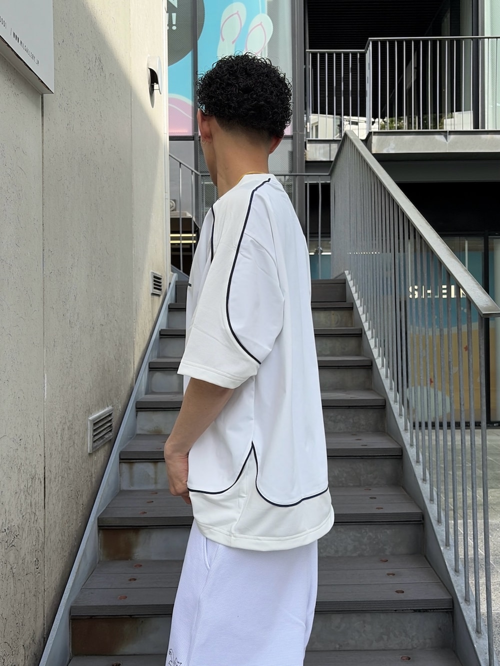 ホワイト系のその他パンツ、ホワイト系のTシャツ/カットソーを着用したメンズの春コーディネートの5枚目の写真