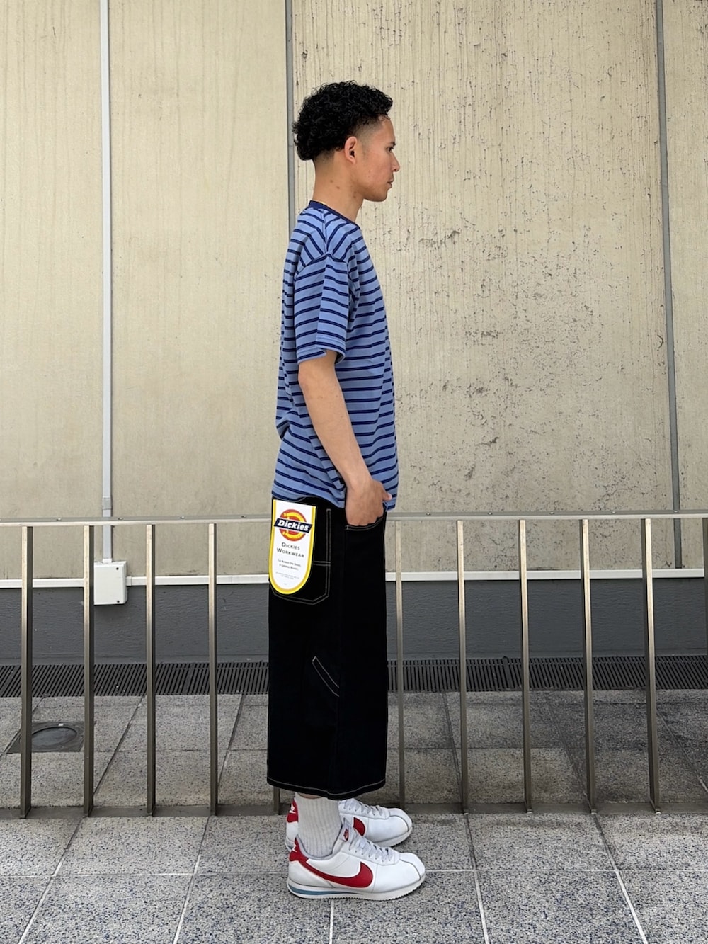 グリーン系のデニムパンツ、ブルー系のTシャツ/カットソーを着用したメンズの春コーディネートの3枚目の写真